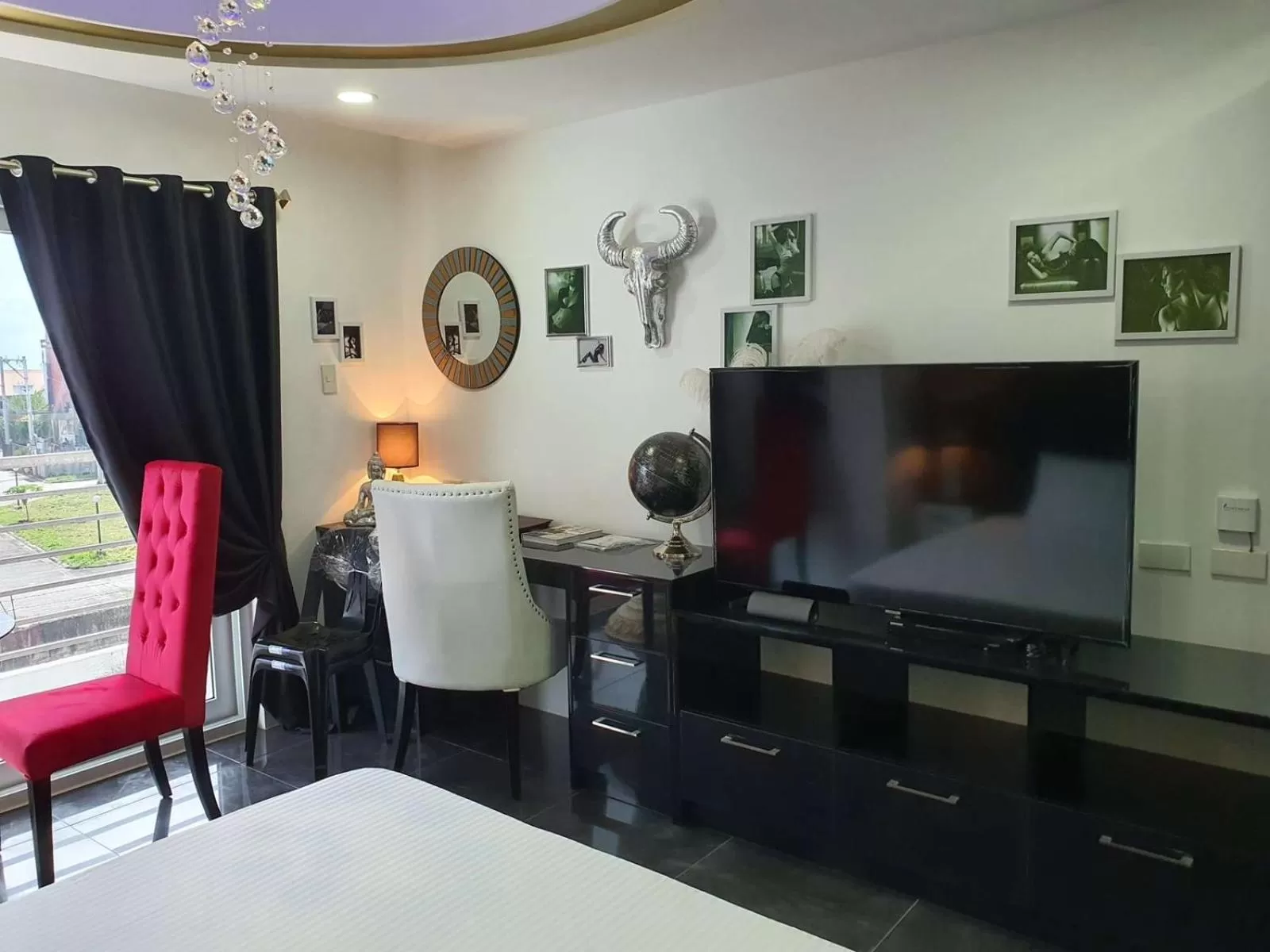 Communal lounge/ TV room in Kandi Palace