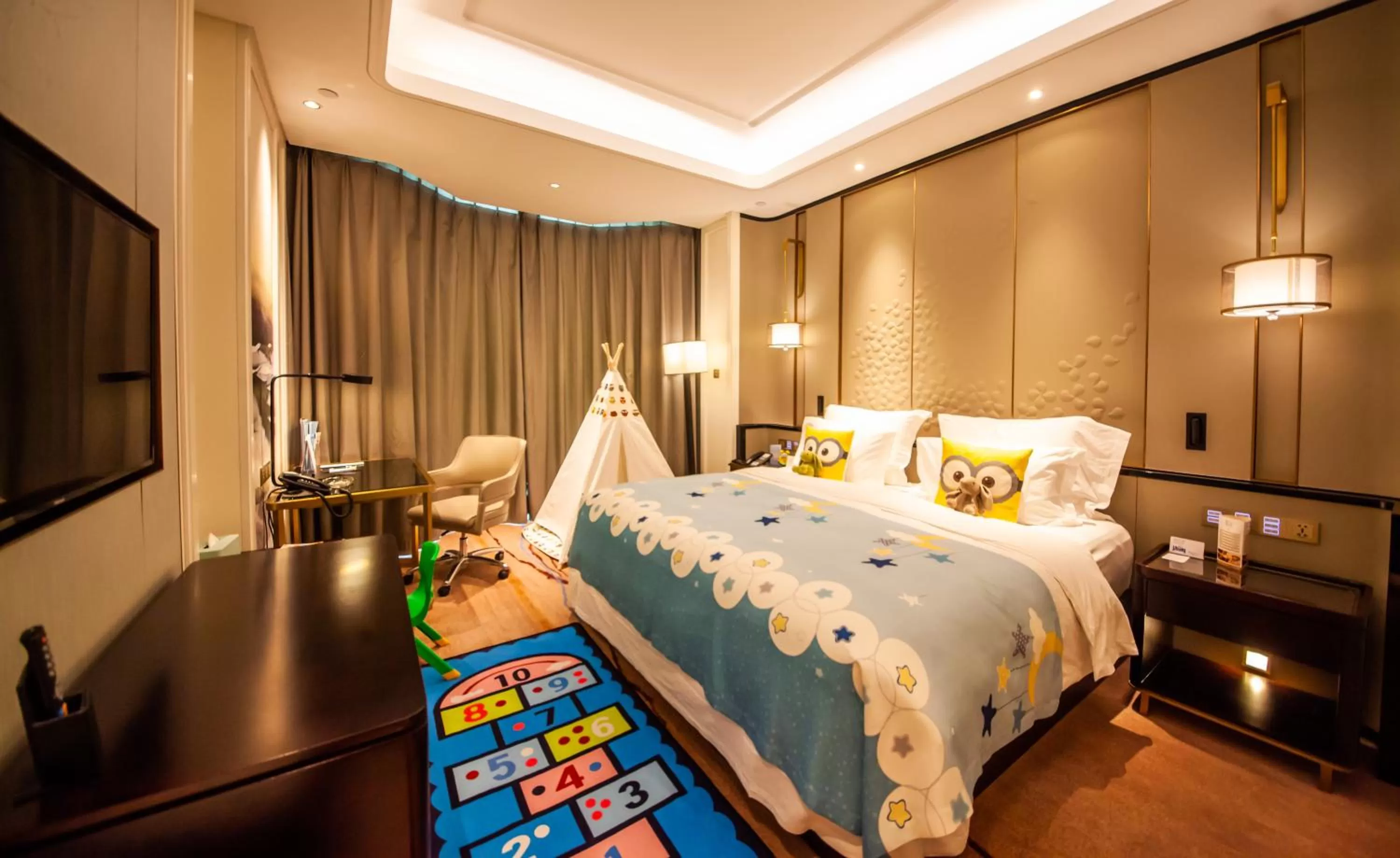 Photo of the whole room, Bed in Wyndham Qingdao l Free Fixed-Time Shuttle Service Between Hotel and Airport & North Railway Station l Outdoor Children's Amusement Park l 1-Hour Play Snooker or Table Tennis