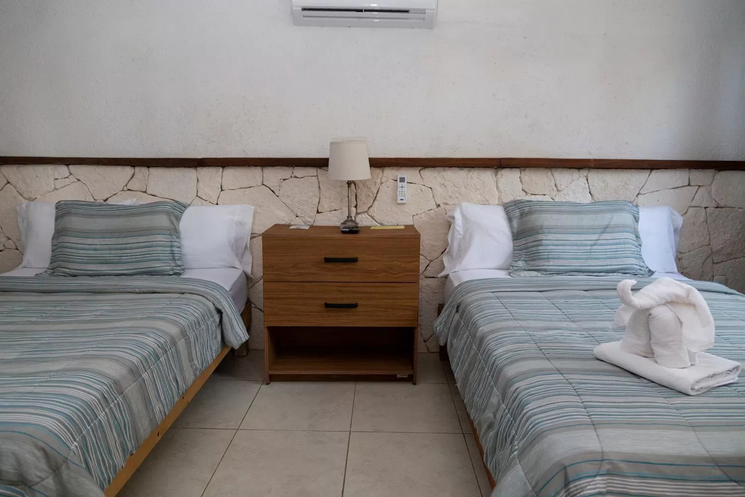 Bed in Hotel Amar Inn