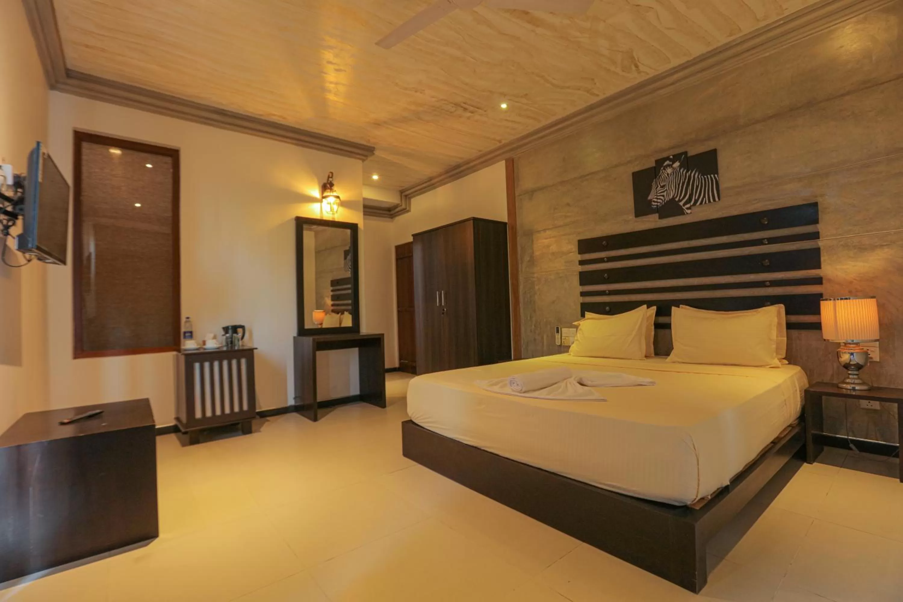 Photo of the whole room, Bed in Summer Side