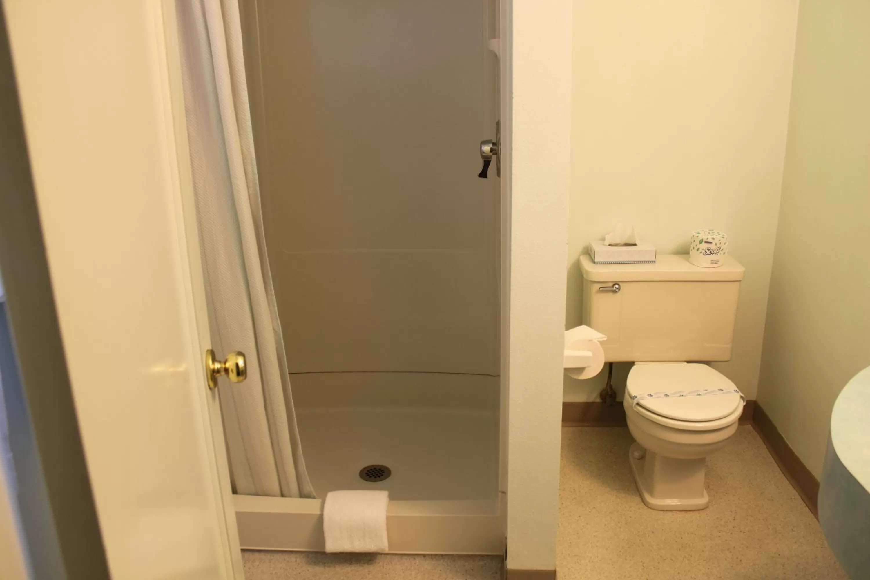 Bathroom in Azalea Lodge