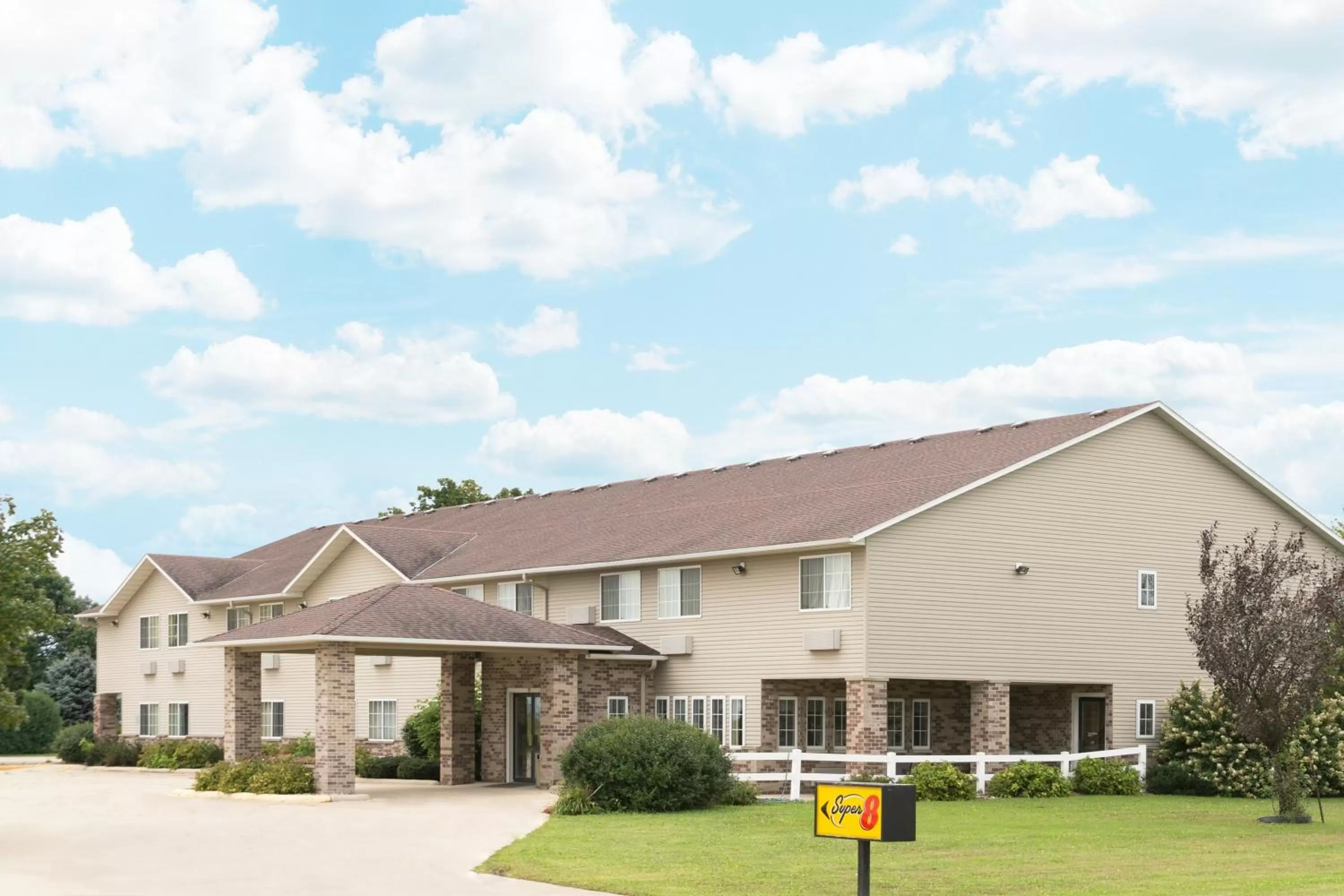 Facade/entrance in Super 8 by Wyndham Osage