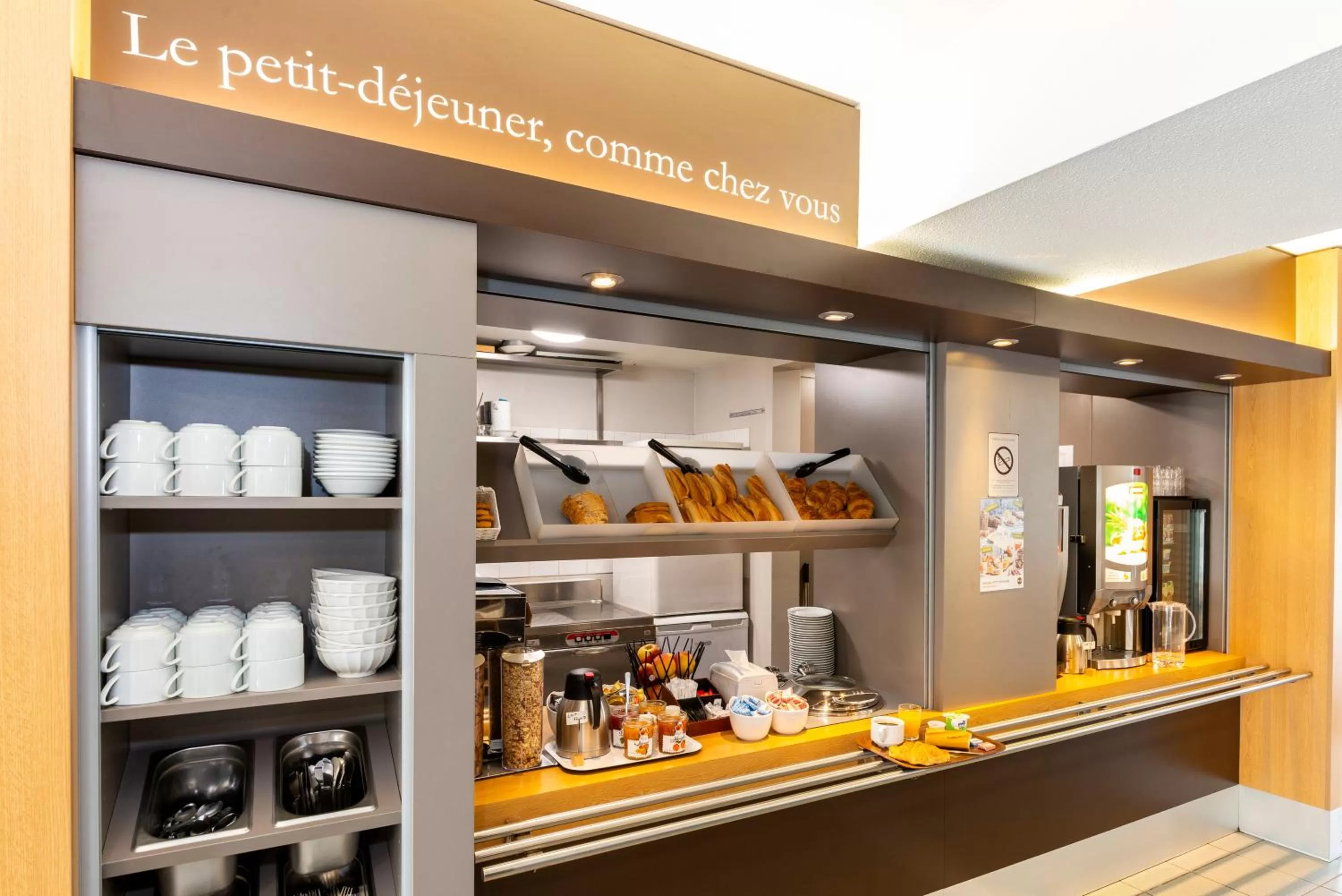 Buffet breakfast in B&B HOTEL Angers 1 Beaucouzé