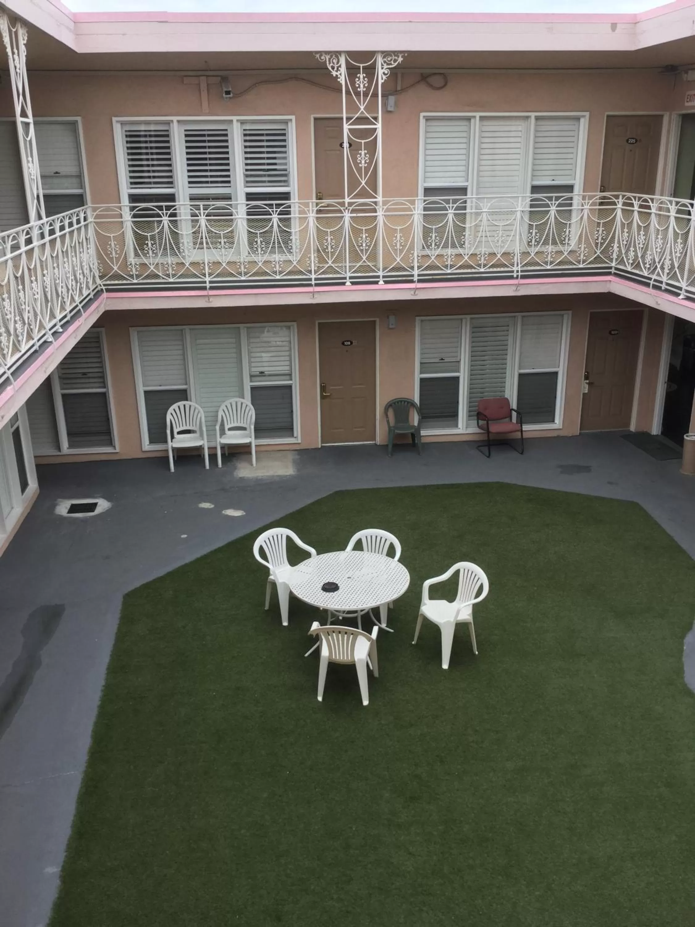 Garden, Property Building in Bevonshire Lodge Motel