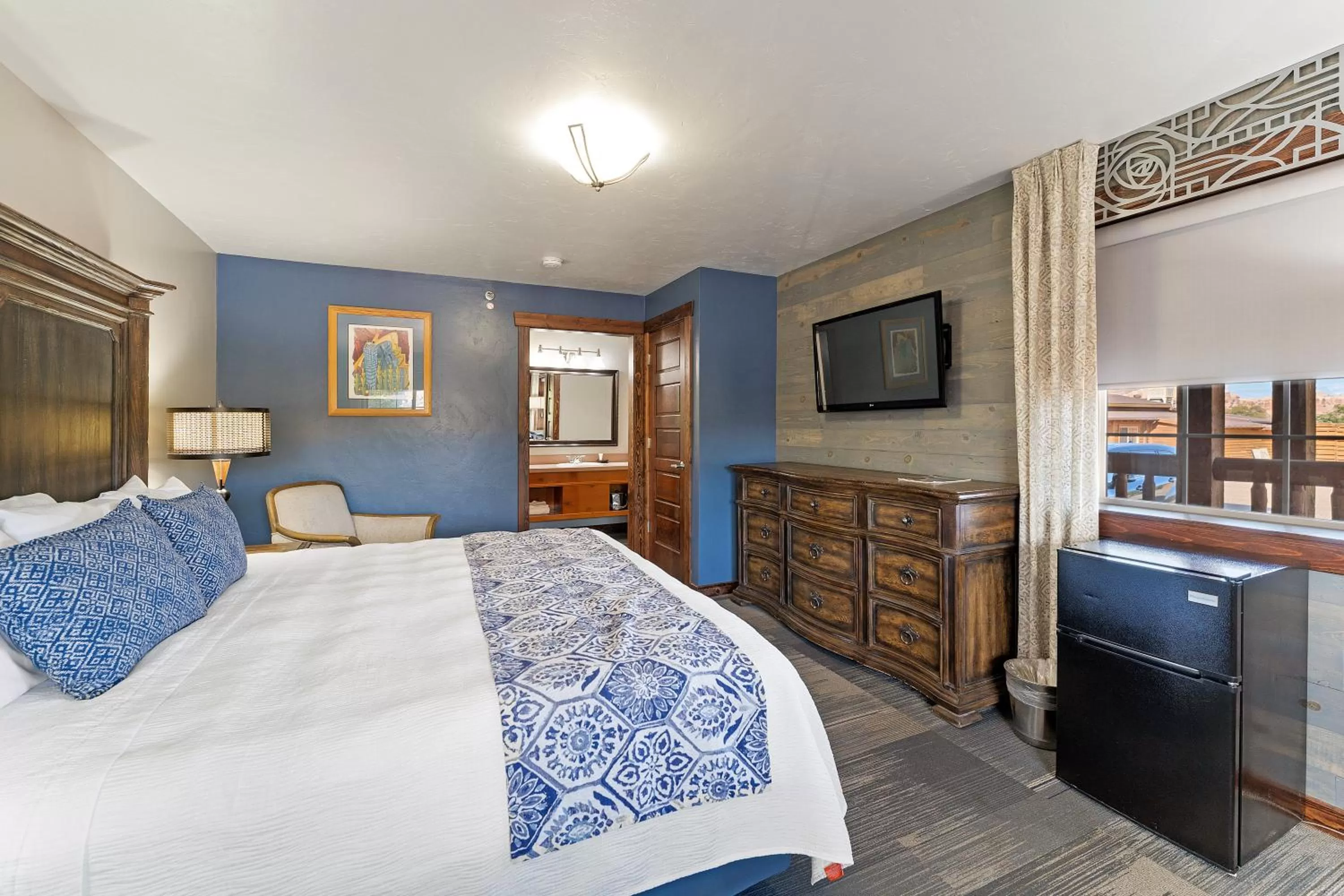 TV and multimedia, Bed in Desert Rose Resort & Cabins