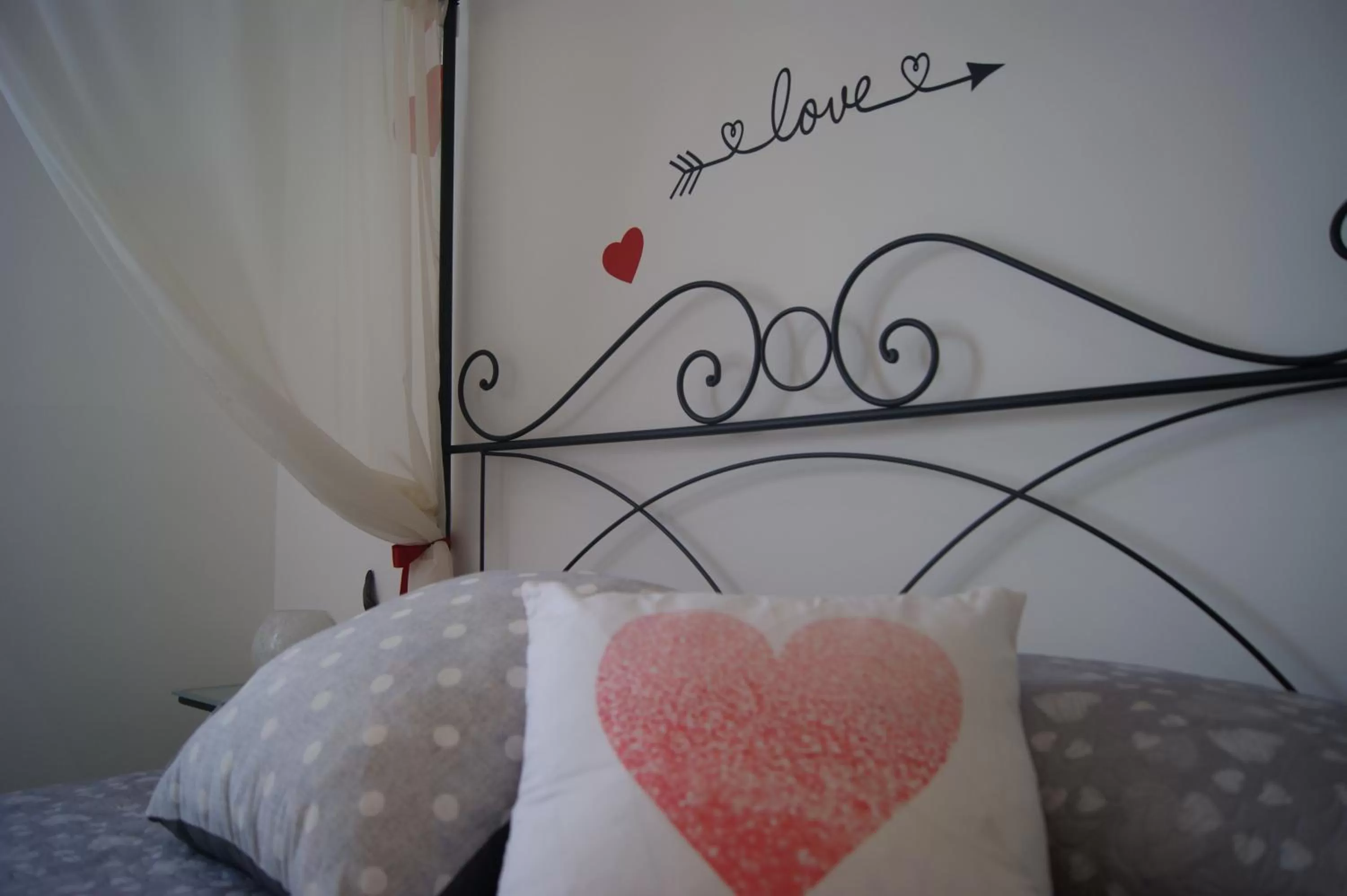 Decorative detail, Bed in Arome B&B