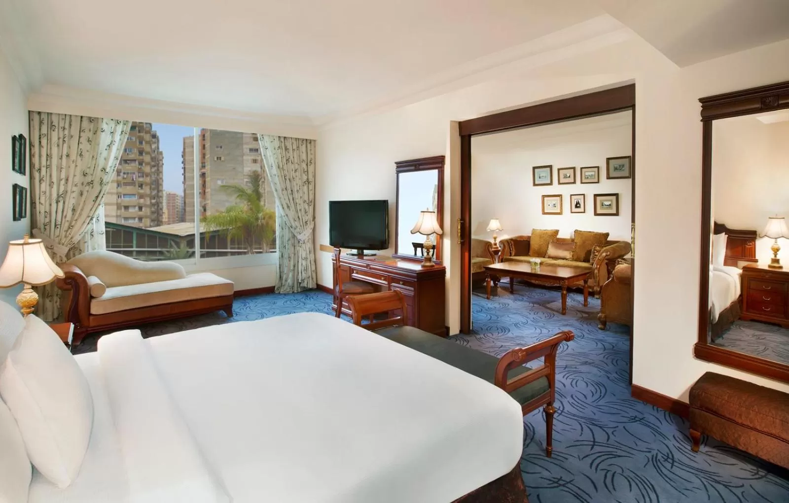 Bed in Hilton Alexandria Green Plaza