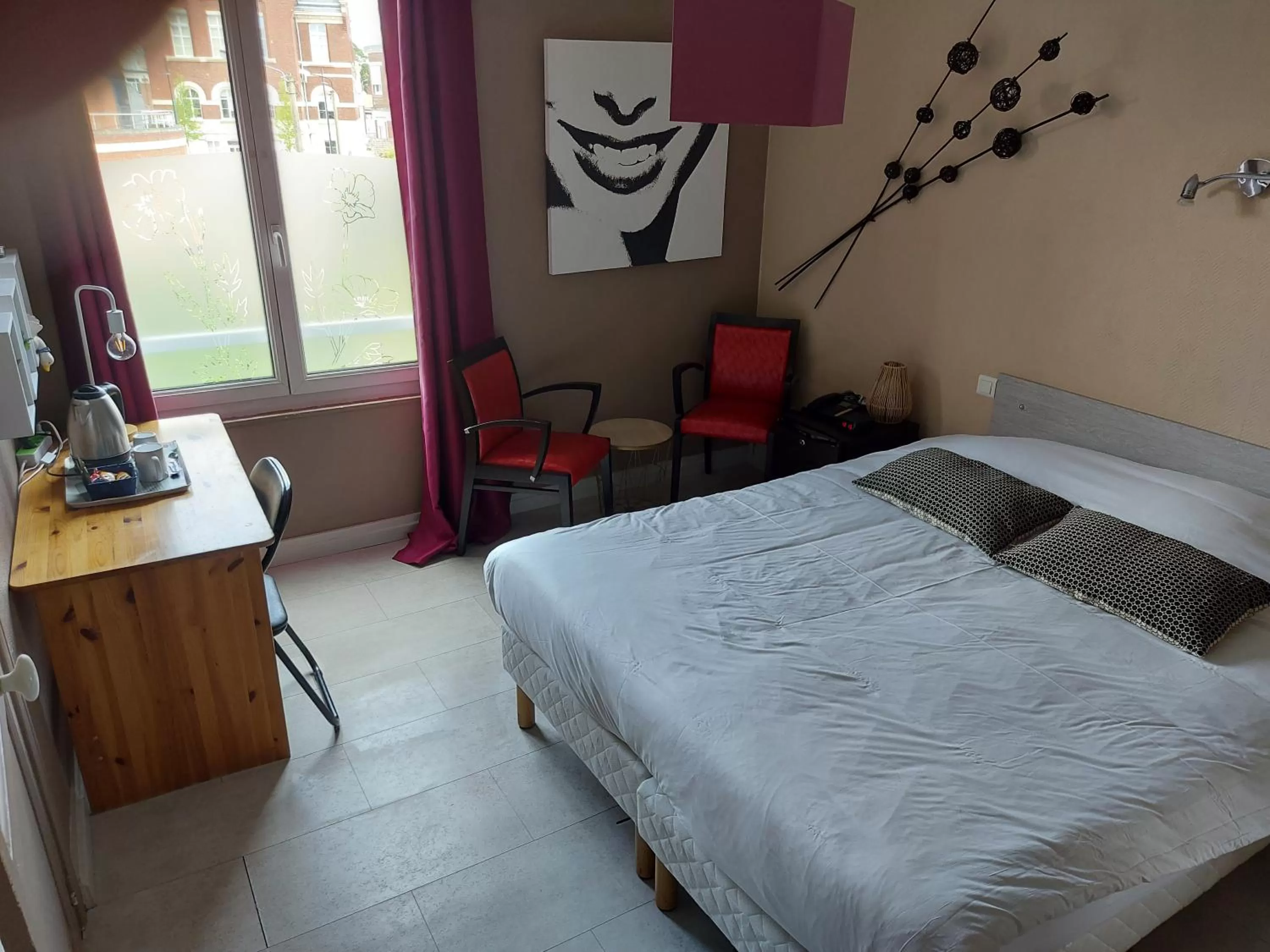 Bed in Hotel De La Paix