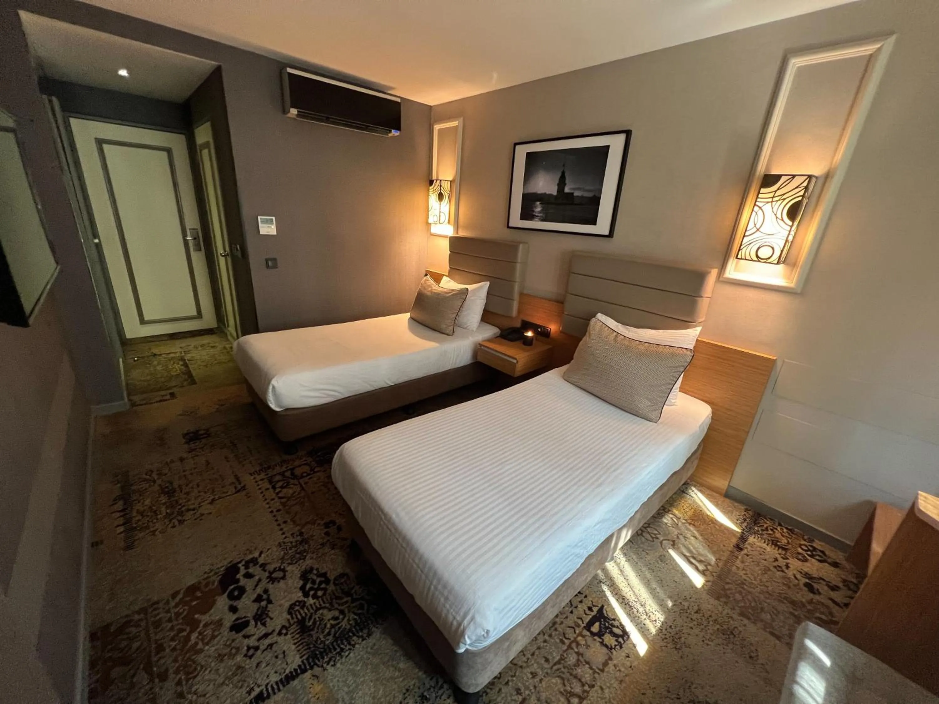 Bedroom, Bed in All Seasons Hotel