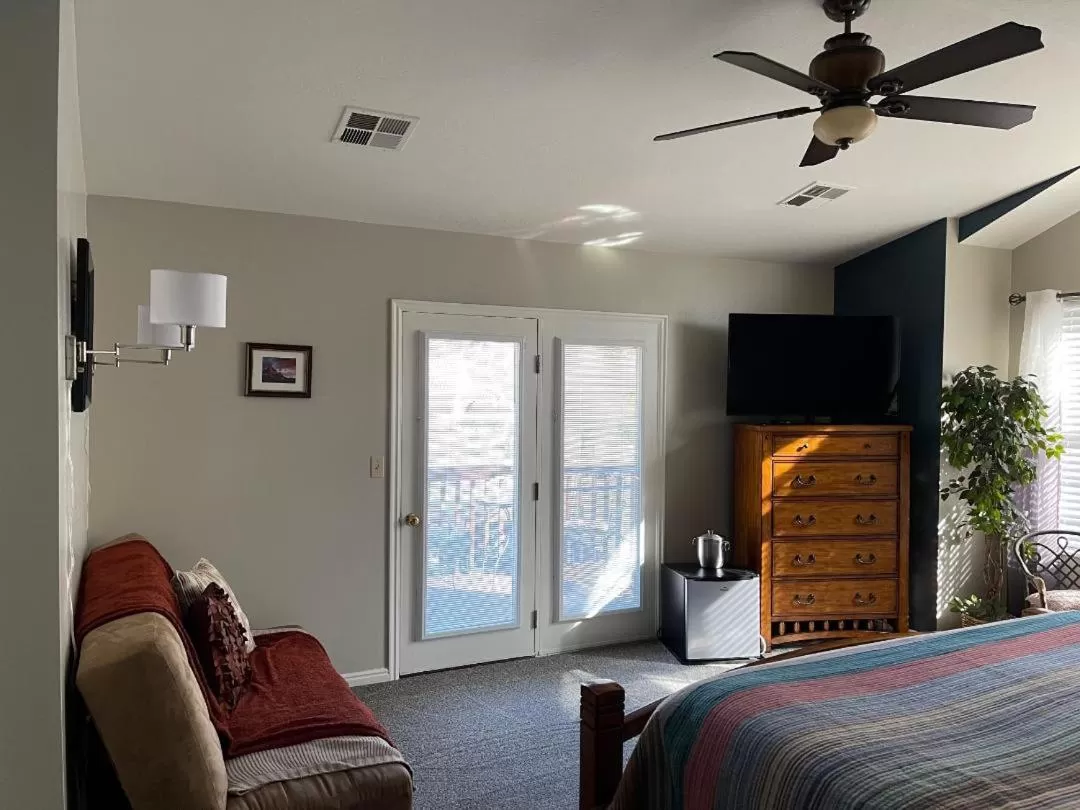 TV/Entertainment Center in Harvest House Bed and Breakfast