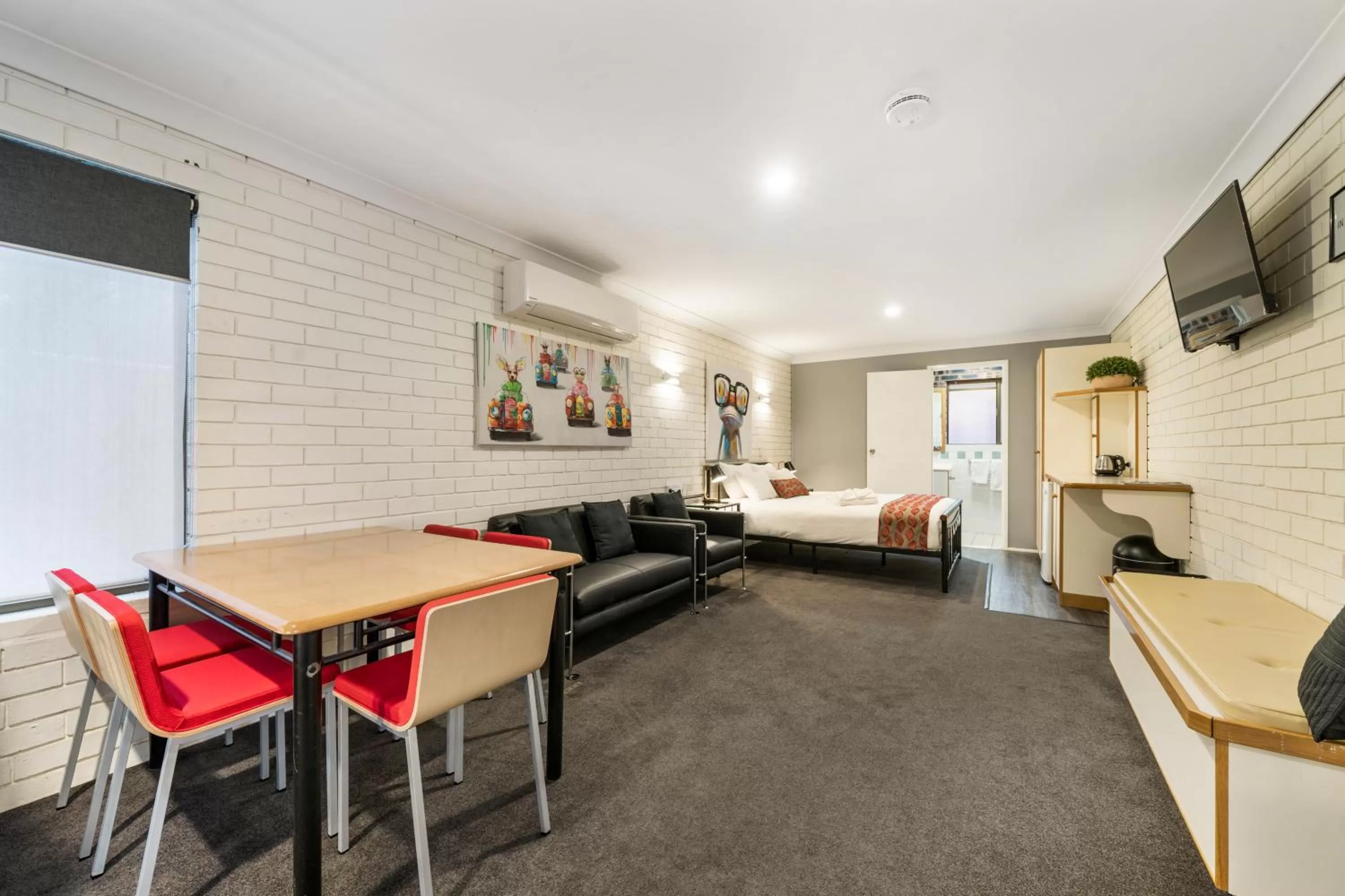 Living room, Bed in Esk Wivenhoe Motor Inn