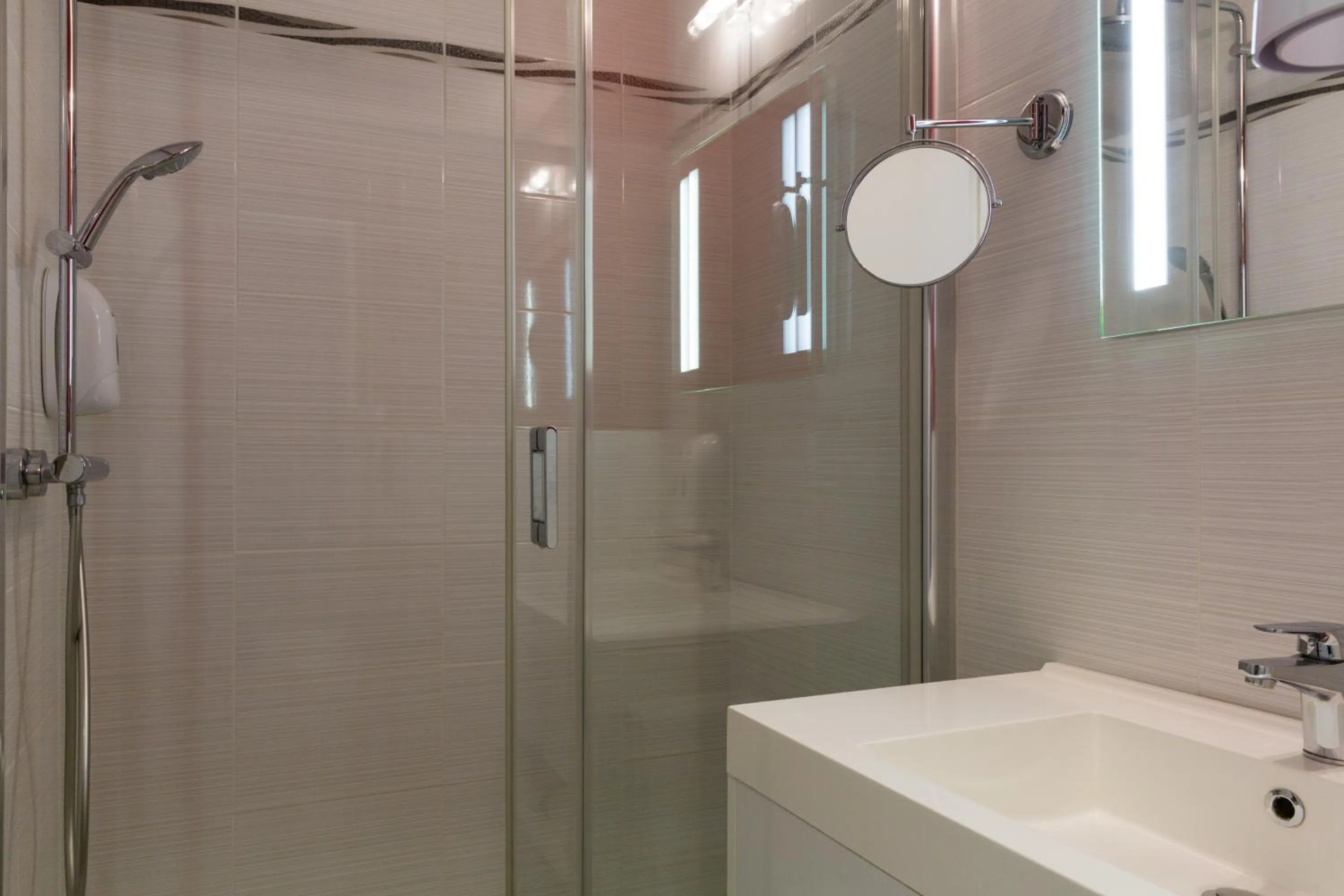 Bathroom in Hotel Central Parc Oyonnax