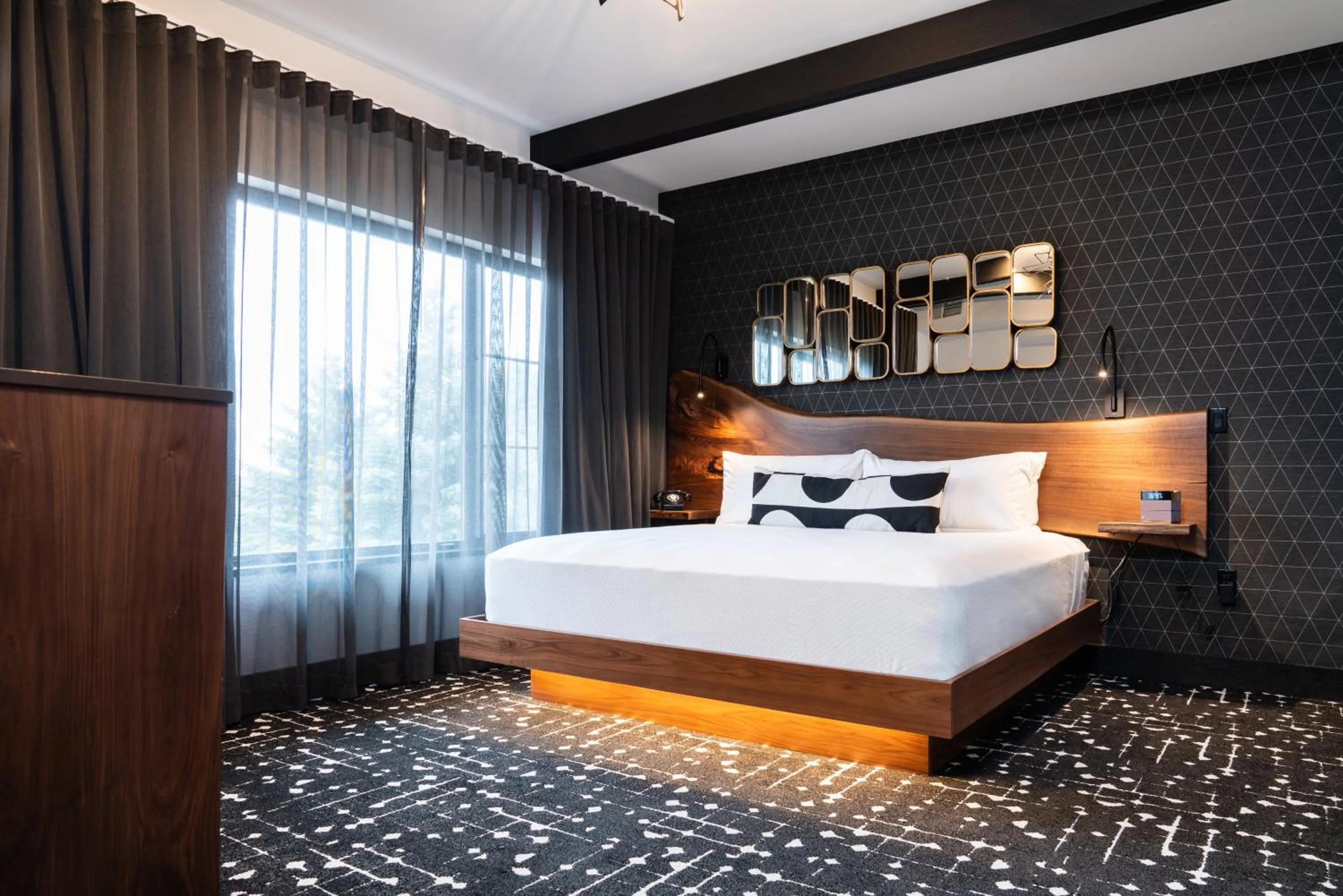 Bedroom, Bed in The Earl in Charlevoix