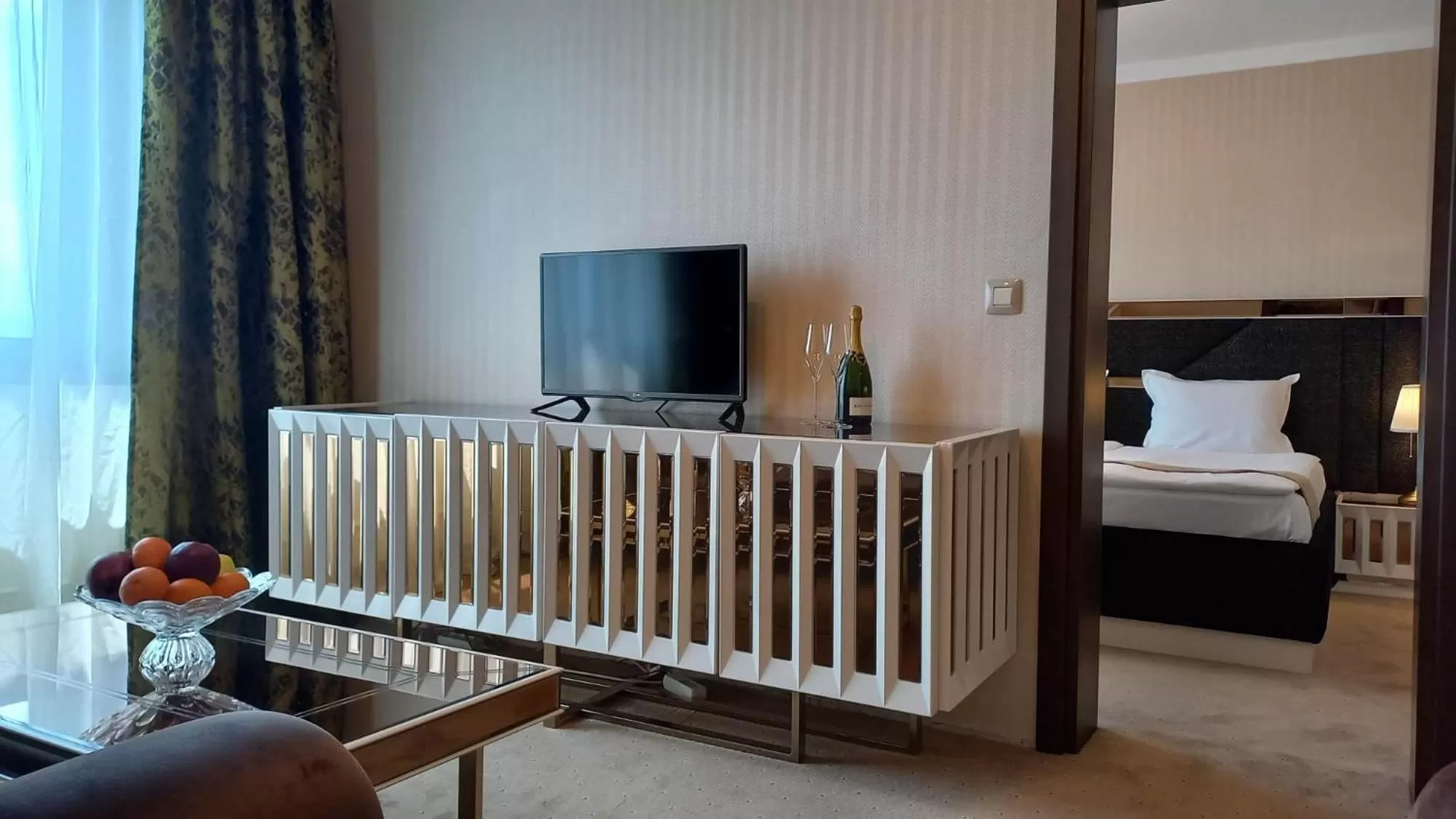 Communal lounge/ TV room, Bed in Astoria Grand Hotel