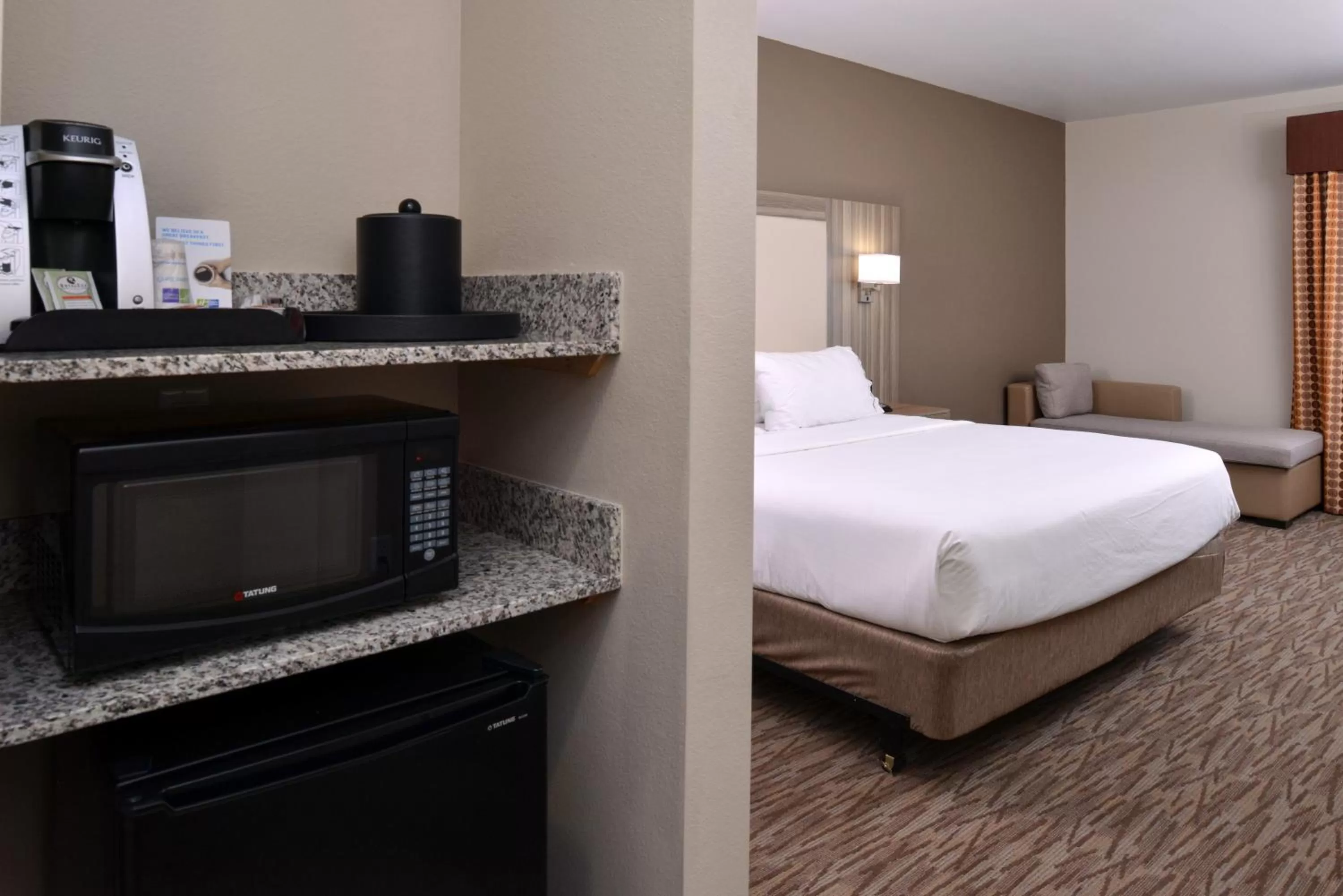 Coffee/tea facilities, Bed in Holiday Inn Express & Suites Williams by IHG