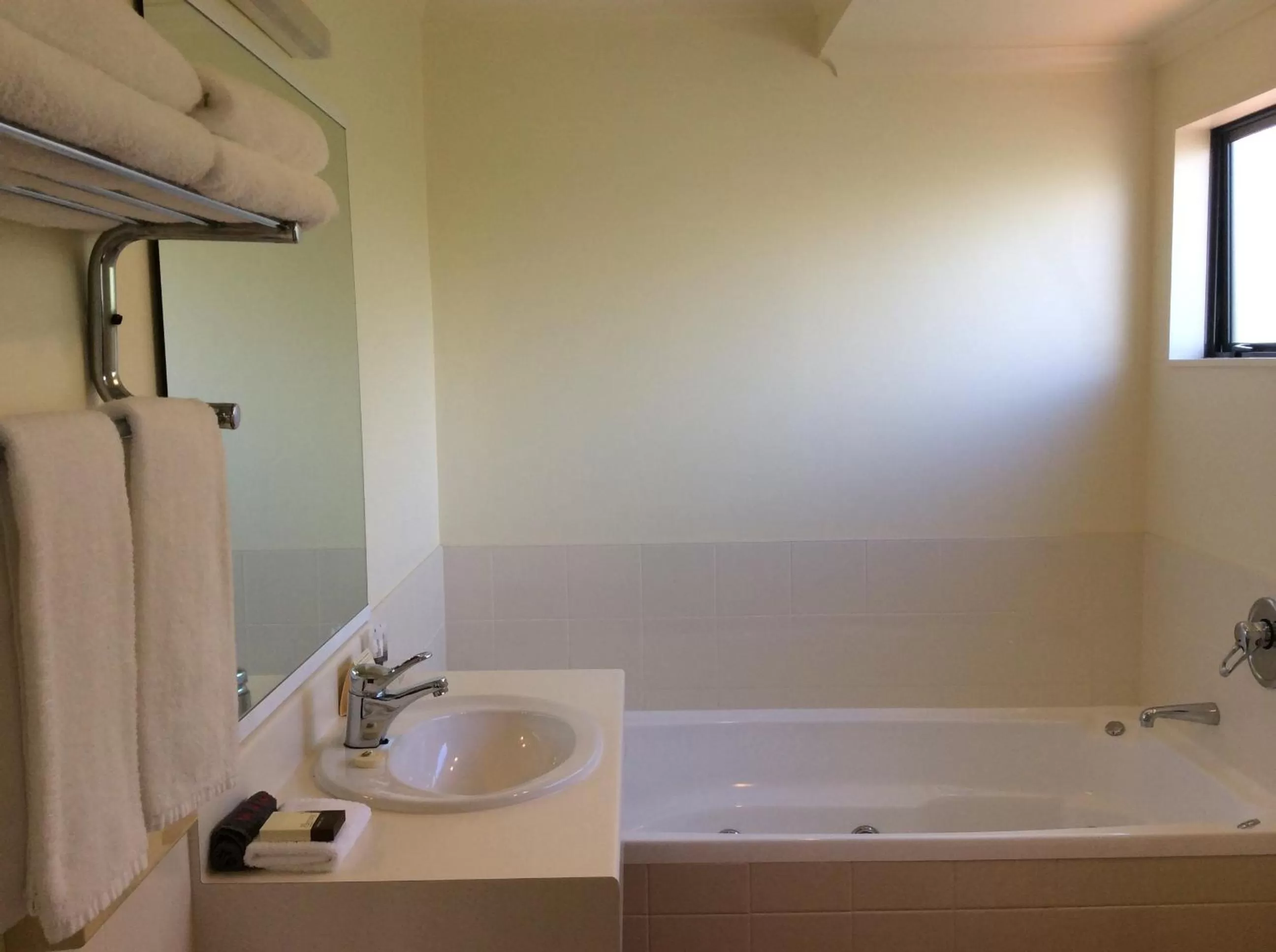 Bathroom in Chancellor Motor Lodge and Conference Centre