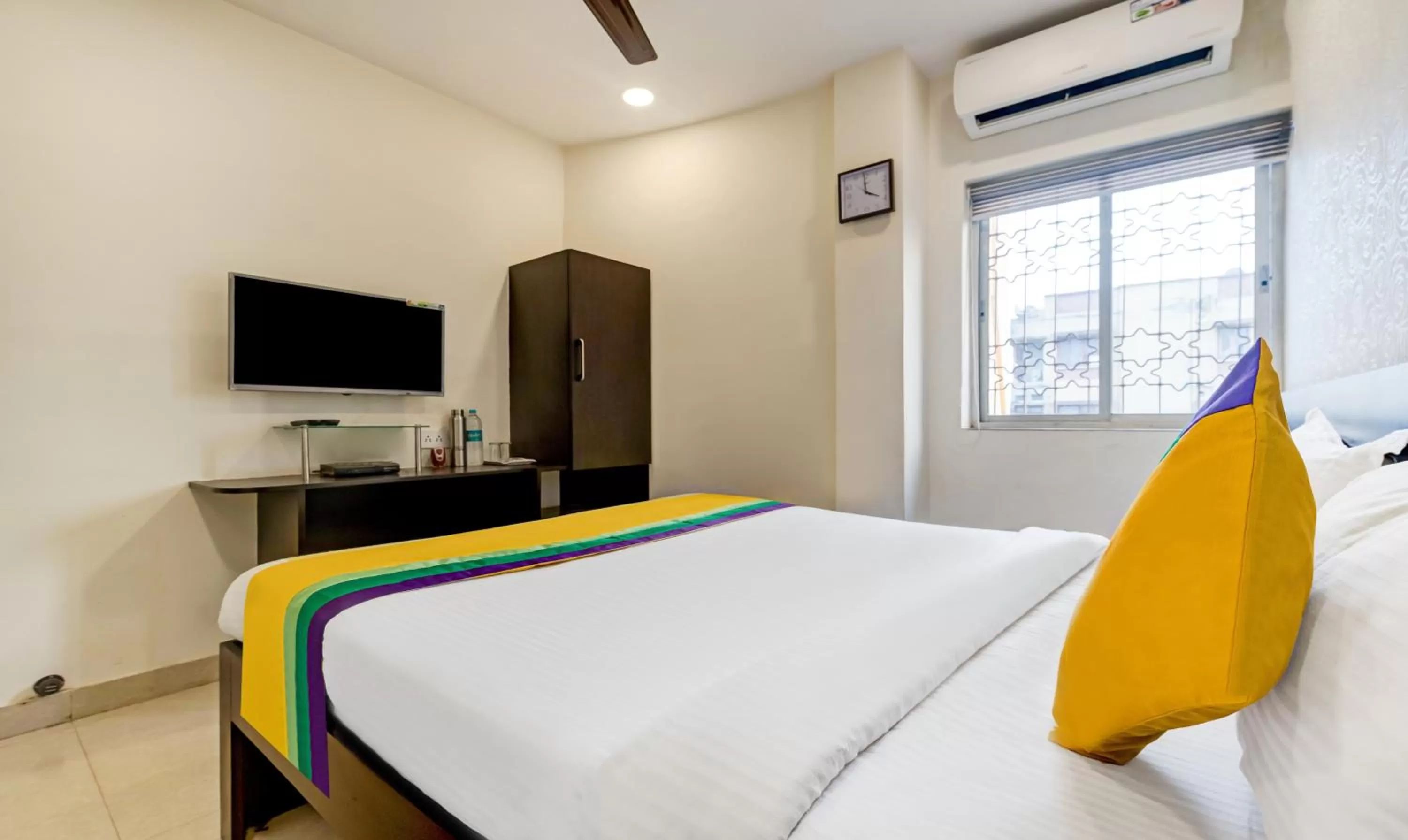 Bedroom, Bed in Itsy Hotels Neeranand Plaza, Bhawanipur