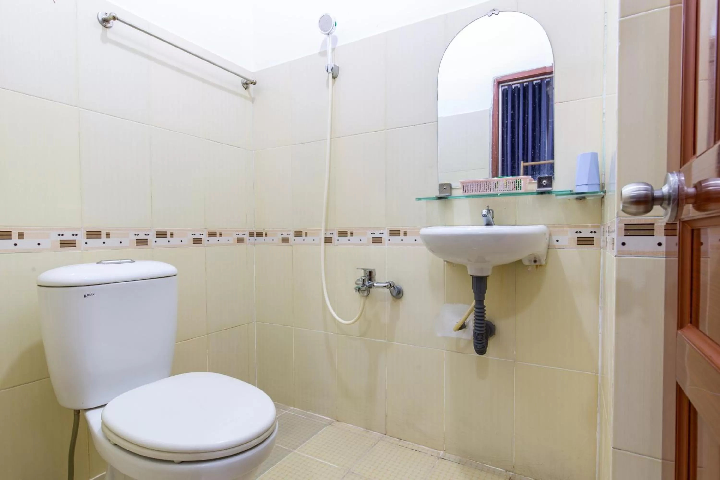 Shower in Hotel Hoa Cúc Phương Dĩ An - Bình Dương