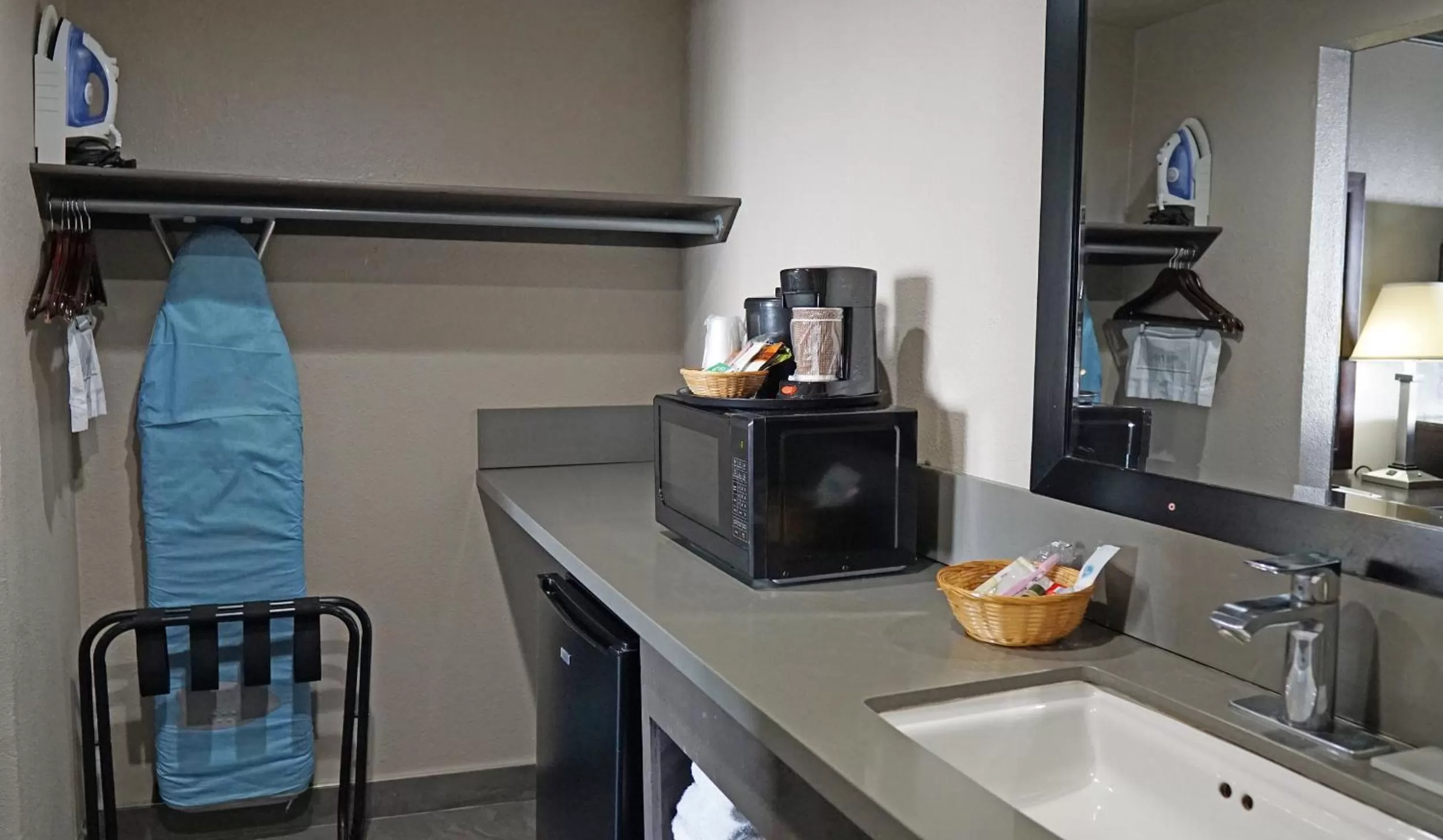 Bathroom in Hawthorne Plaza Inn Near LAX