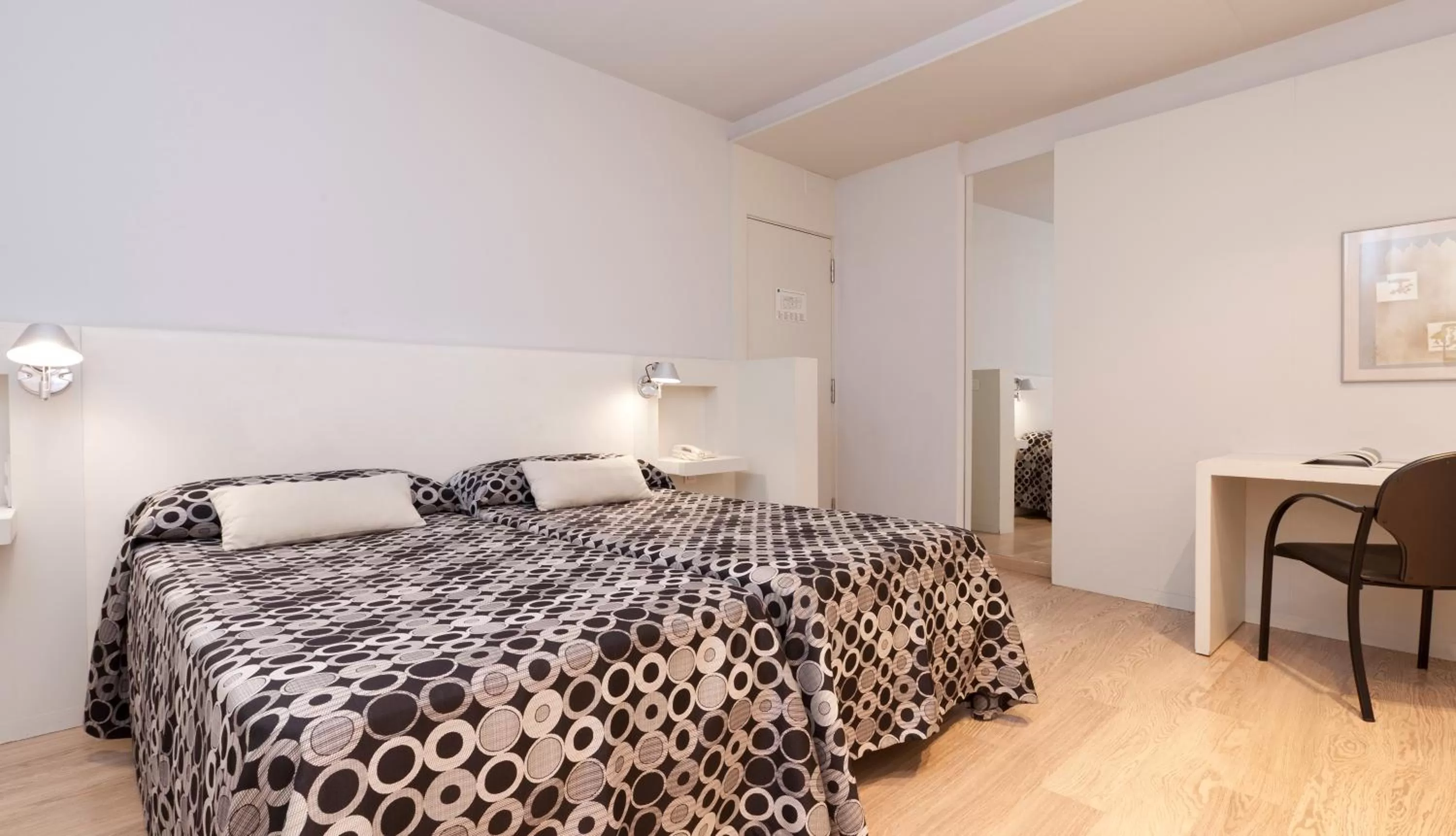 Bedroom, Bed in Peninsular