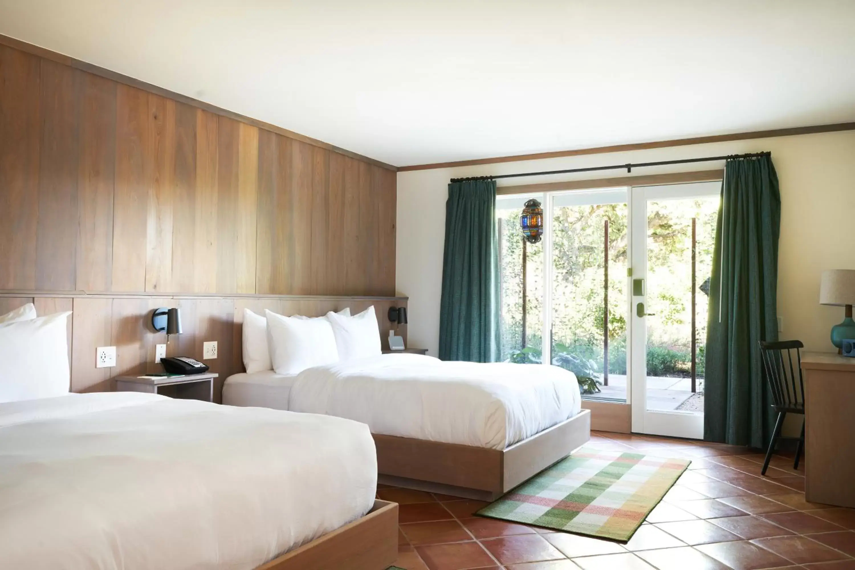 Queen Room - Disability Access in Shady Villa Hotel Queen Room - Disability Access in Shady Villa Hotel