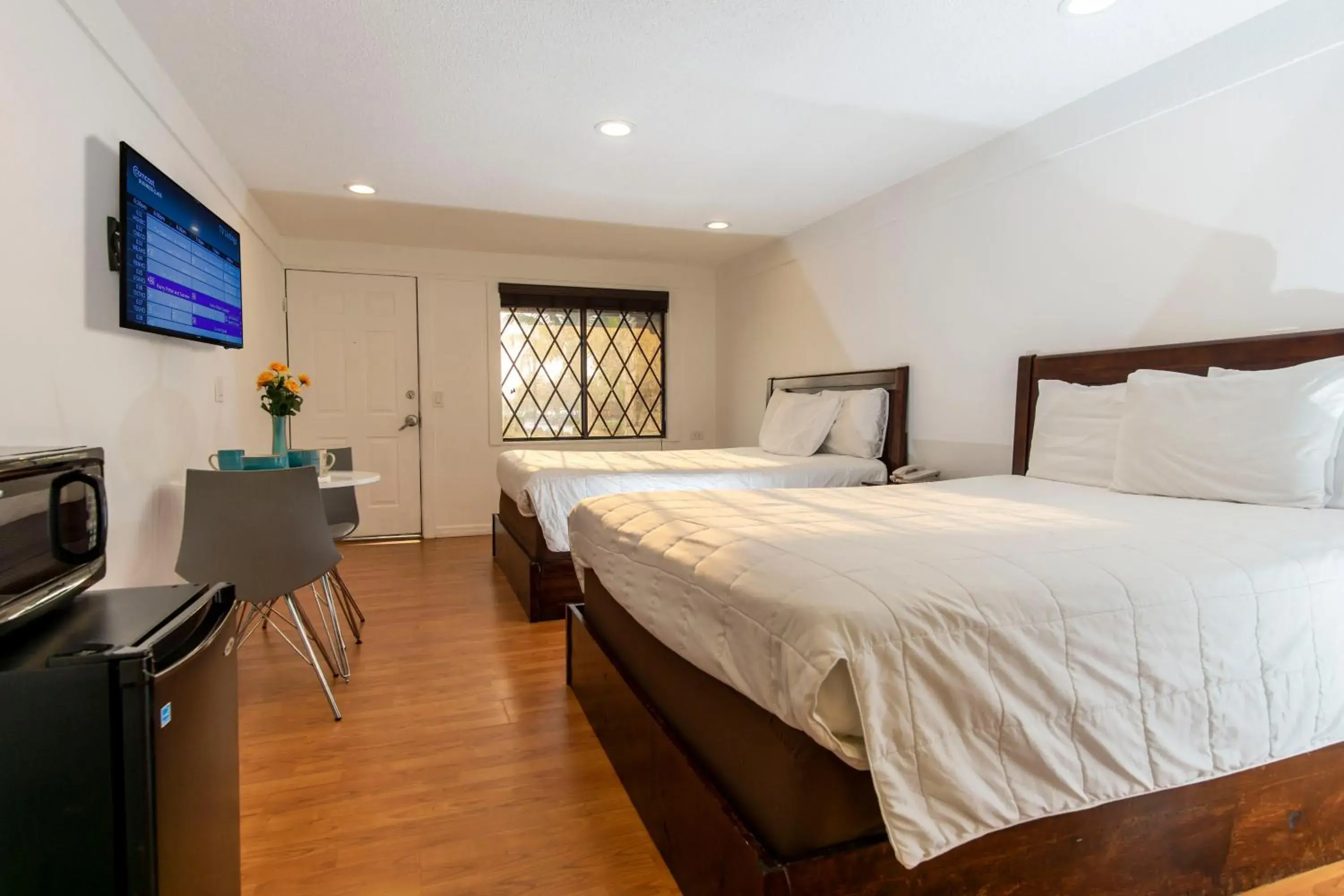 Two double bed room in Spinnaker Inn of Naples Two double bed room in Spinnaker Inn of Naples