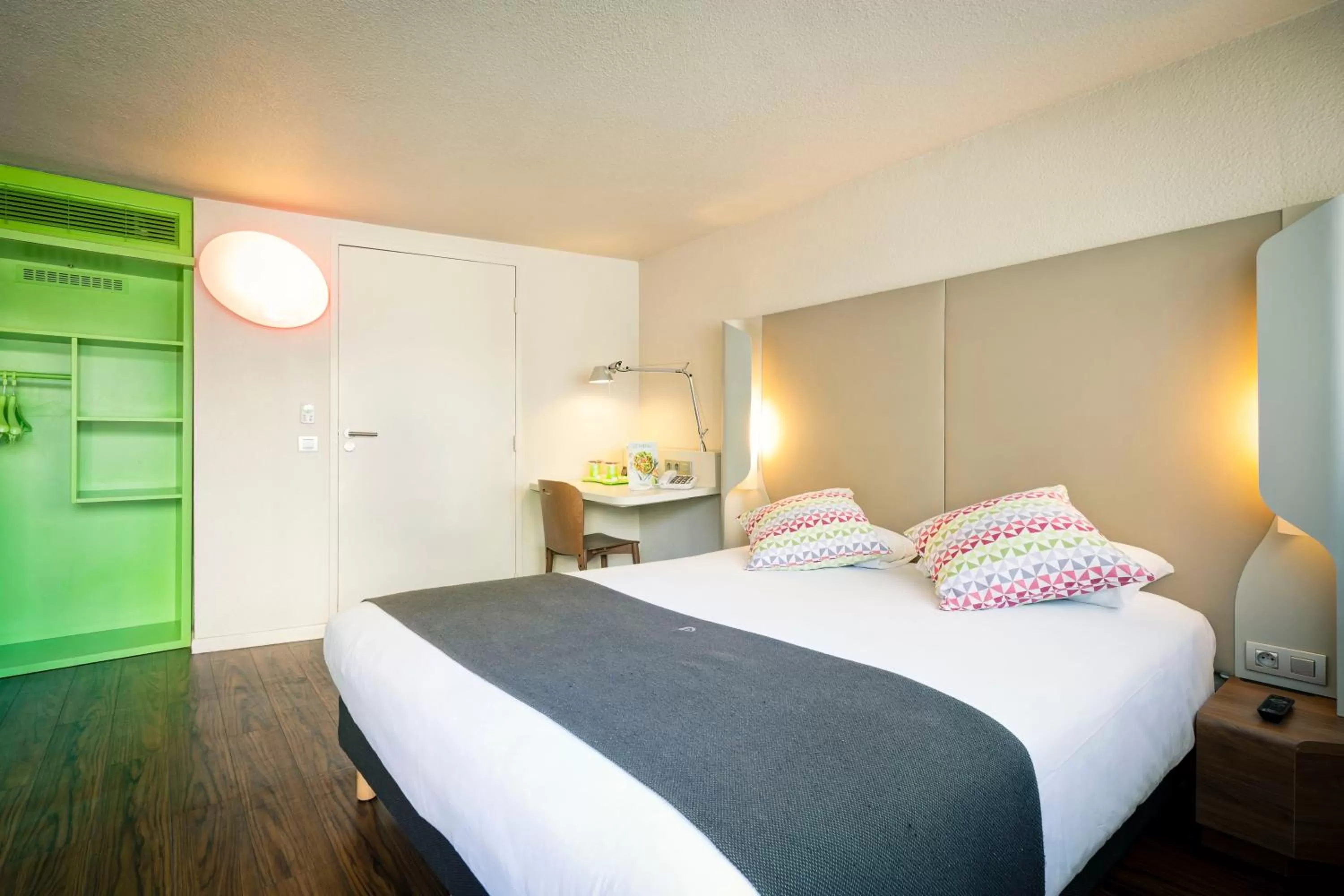 Shower, Bed in Campanile Genève - Ferney-Voltaire