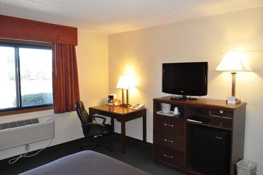 TV and multimedia, Bed in AmericInn by Wyndham Plymouth