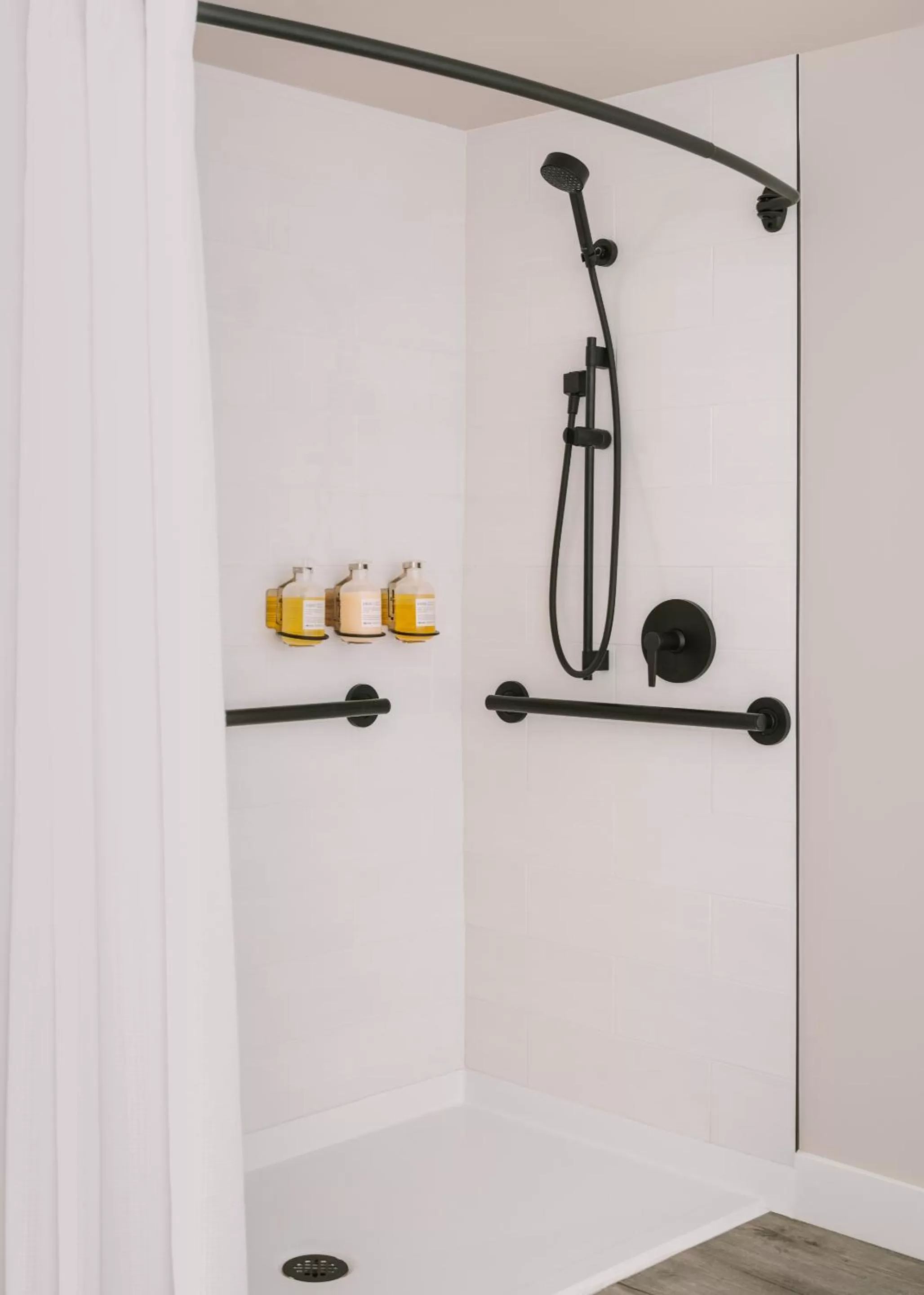 Living room, Bathroom in Sonder The Mariposa