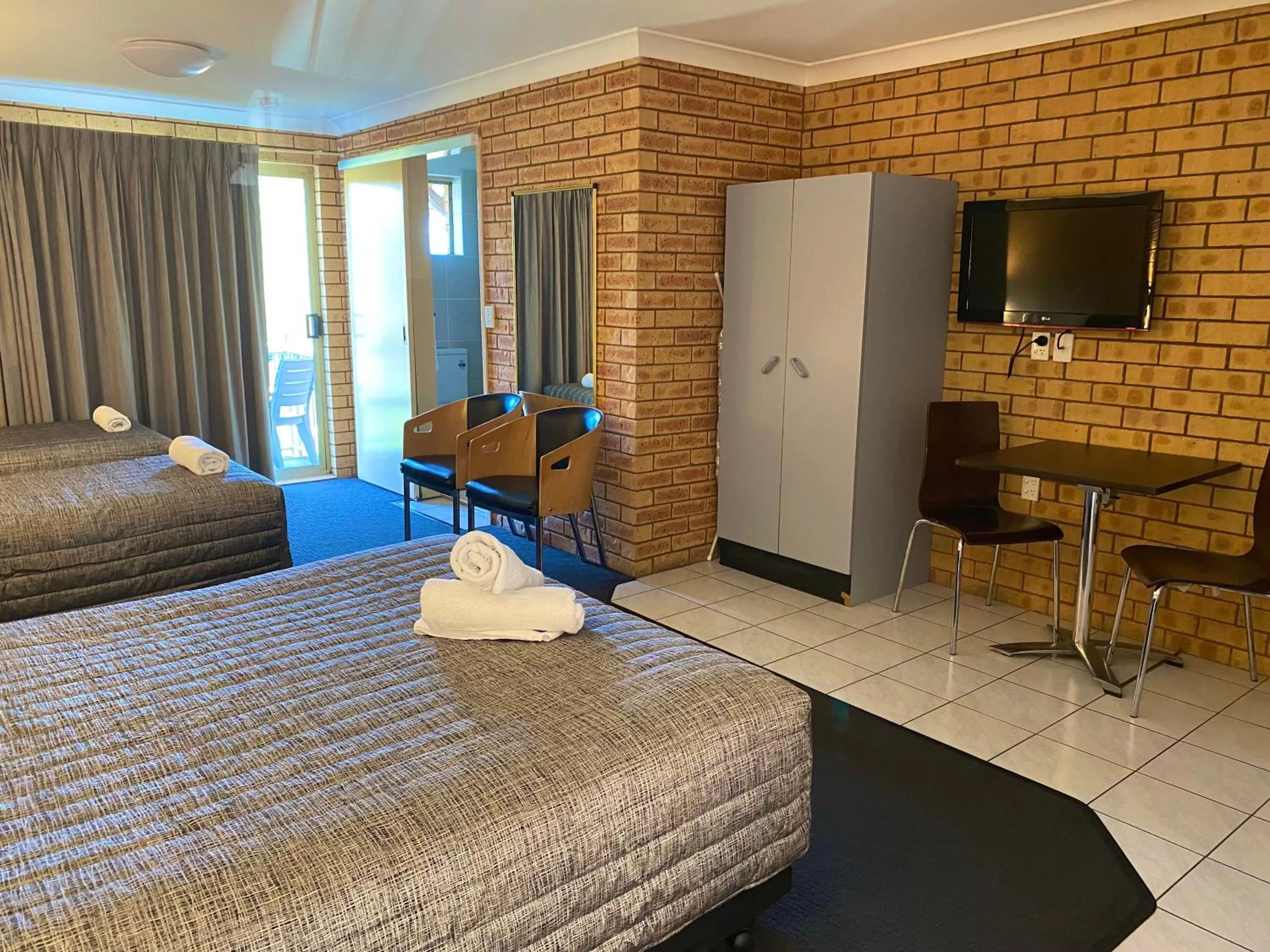 Living room, Bed in Tallarook Motor Inn