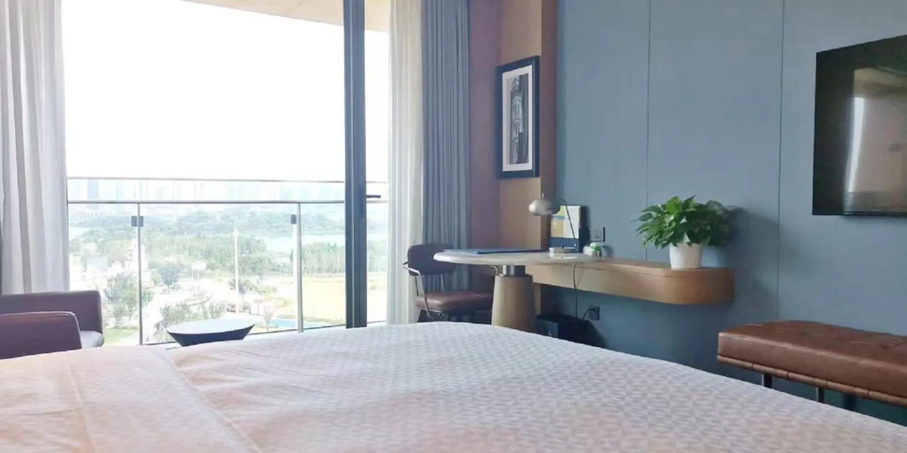 Photo of the whole room, Bed in Four Points by Sheraton Nanchang, Xihu