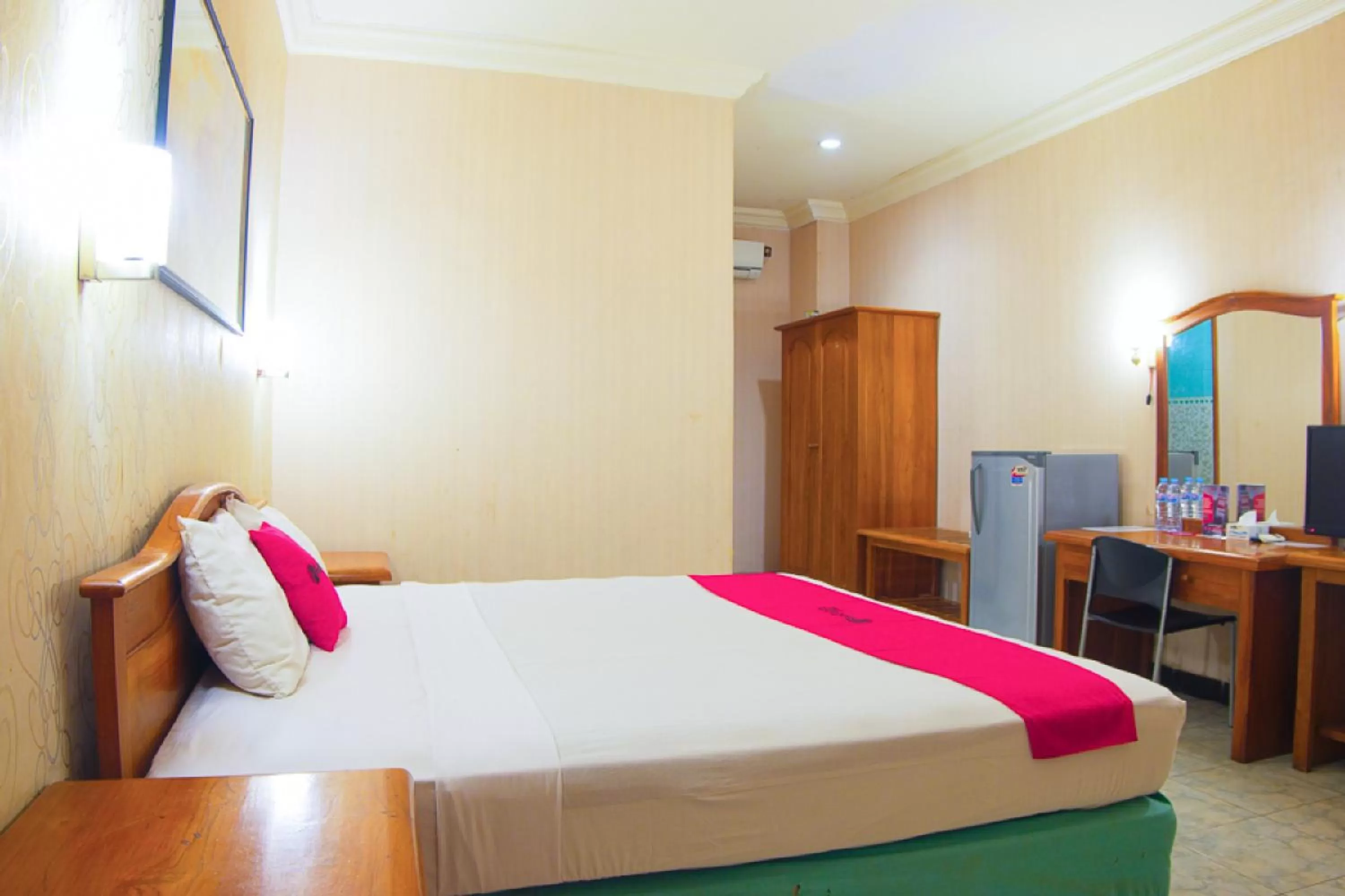Bedroom, Bed in RedDoorz Plus At Hotel Pantai Timor