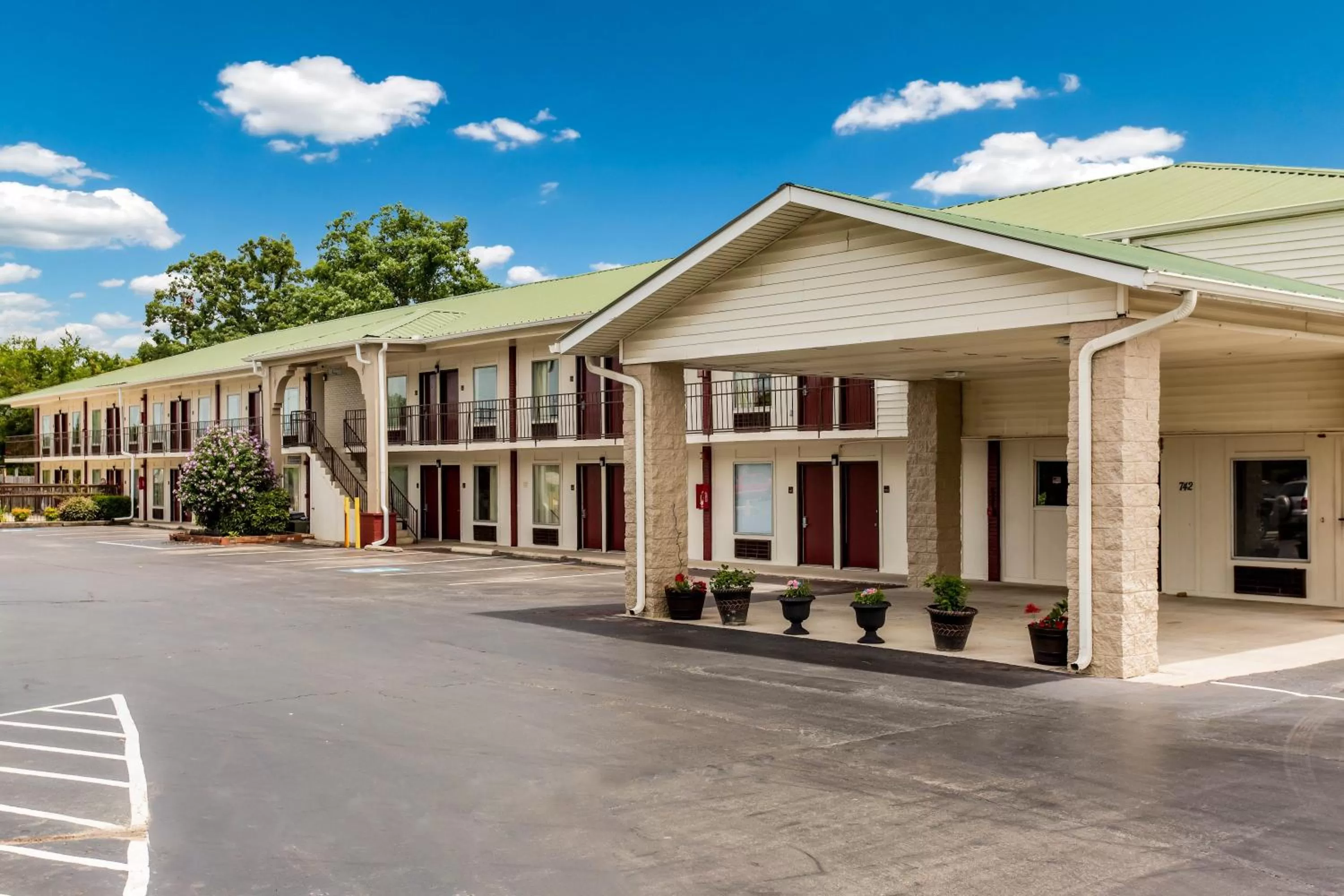Property building in Red Roof Inn Monteagle - I-24
