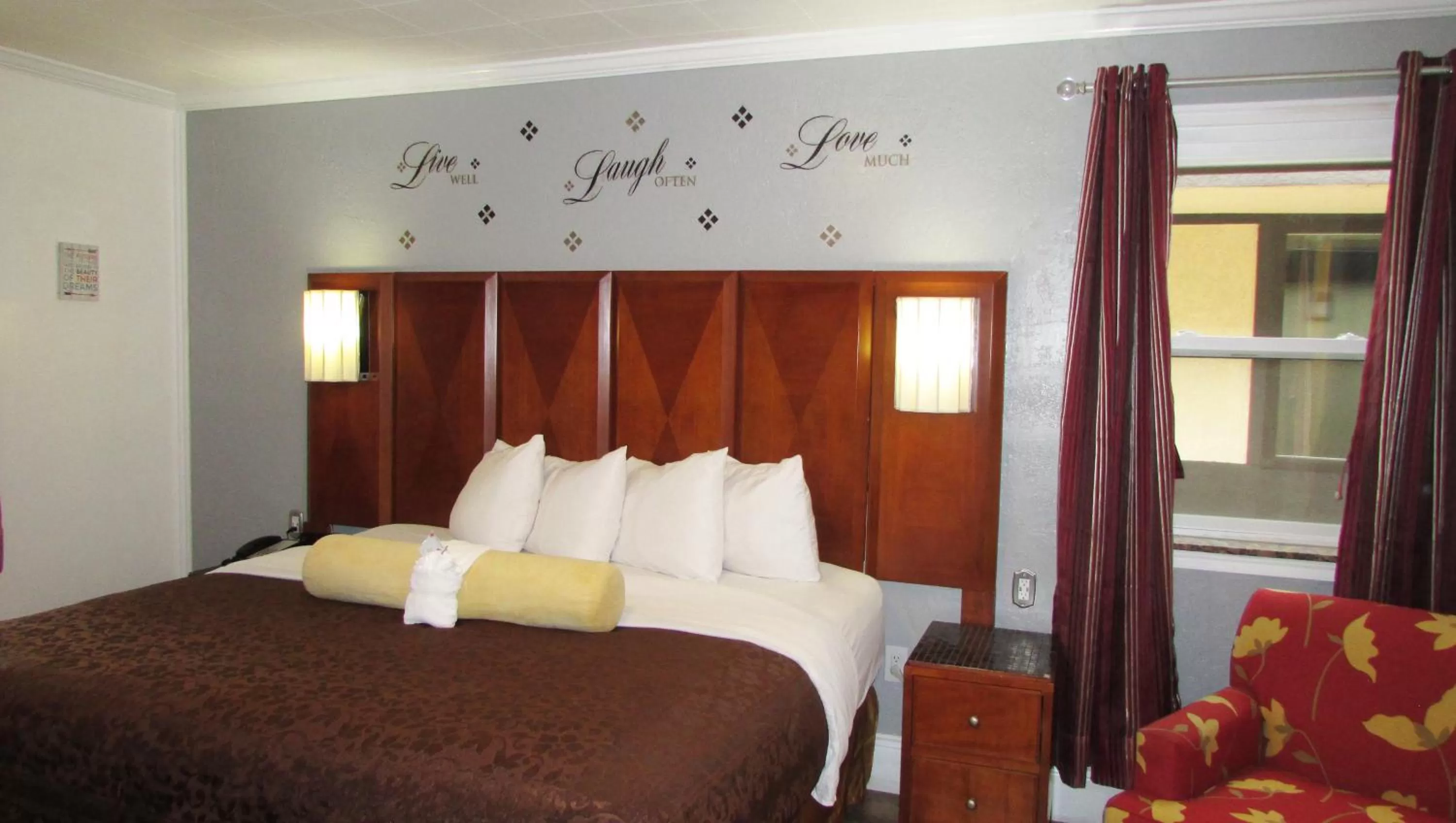 Bedroom, Bed in Mountain Star Inn