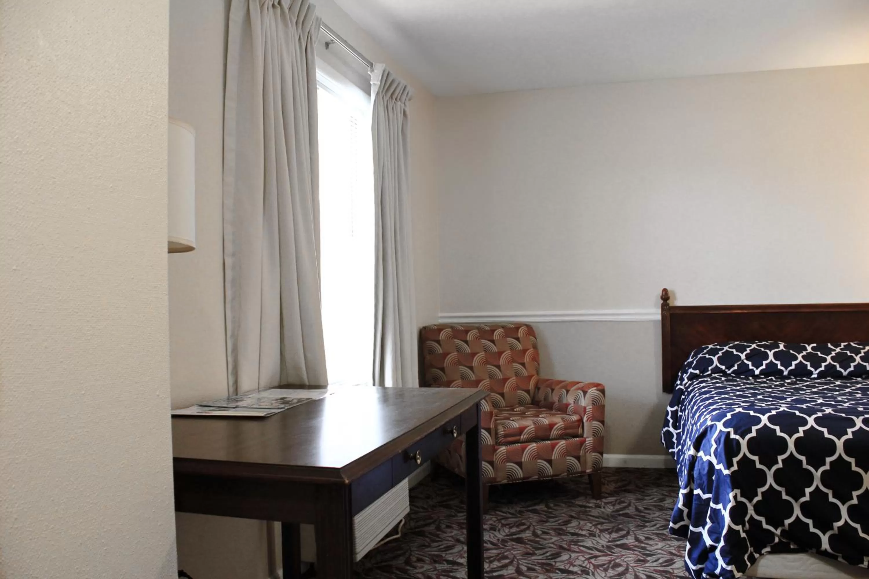 Bed in Alpine Inn & Suites Rockford