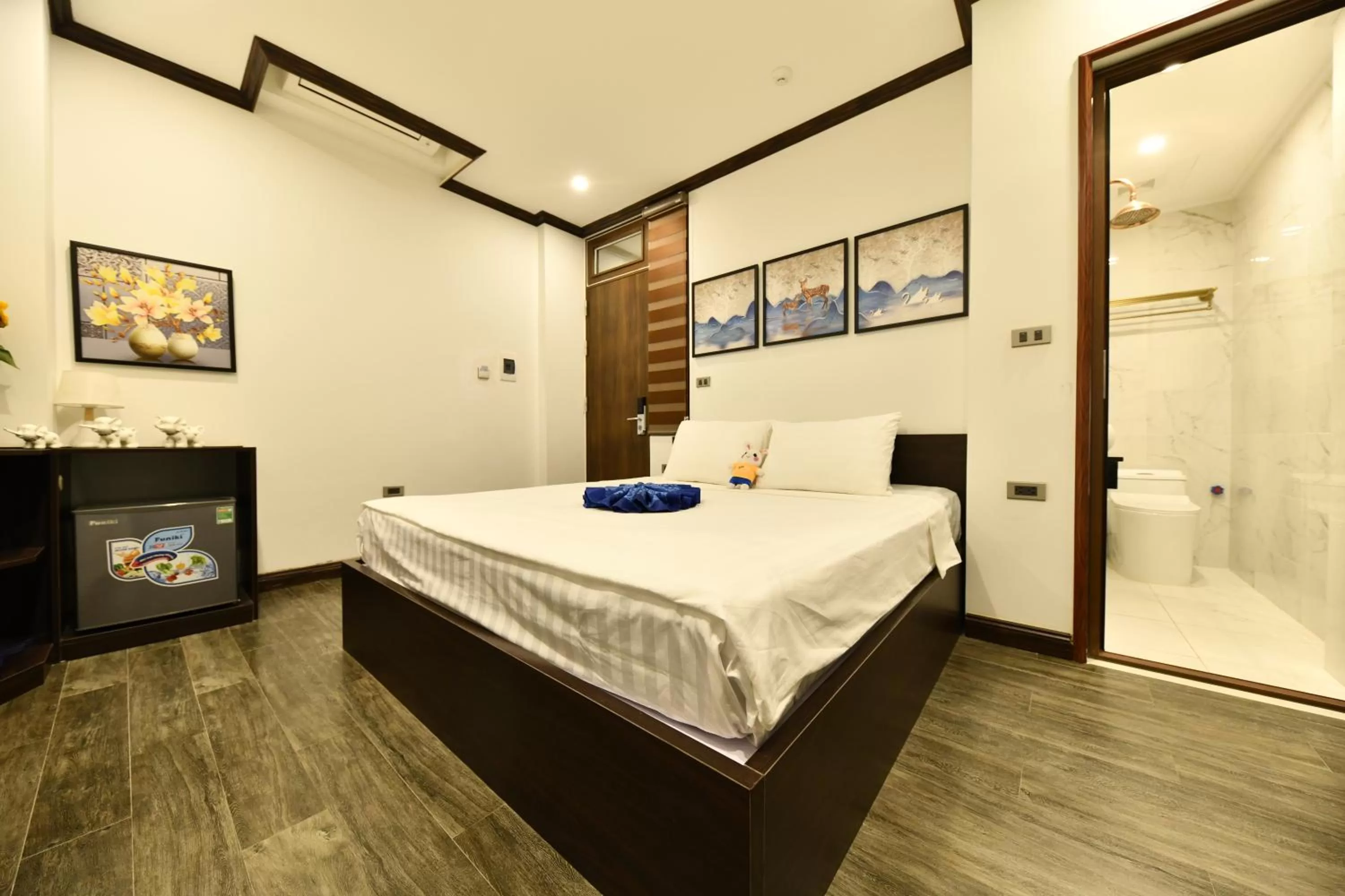 Photo of the whole room, Bed in Kingdom Hotel Hanoi