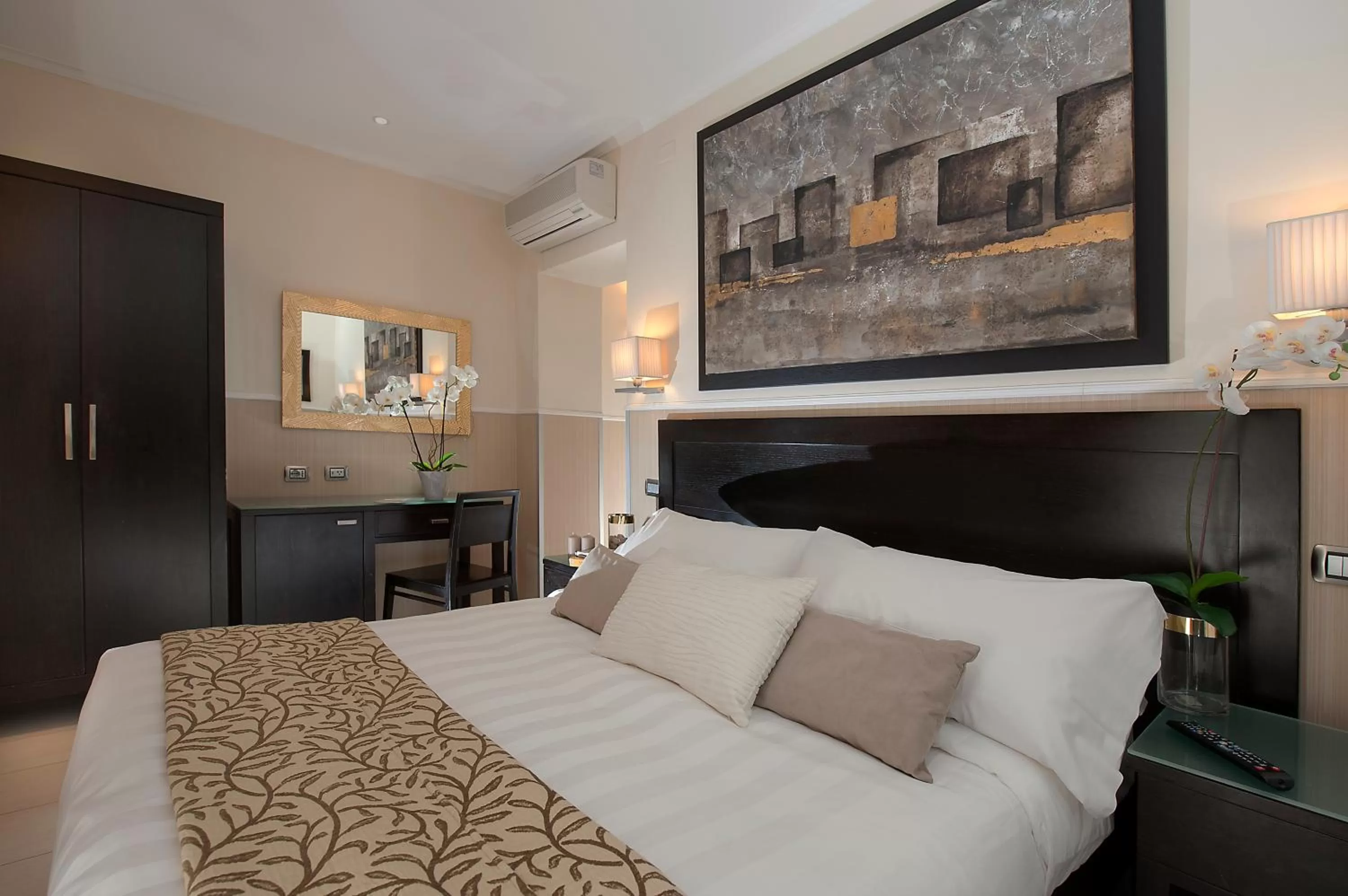 Photo of the whole room, Bed in Yes Hotel Boutique Rome