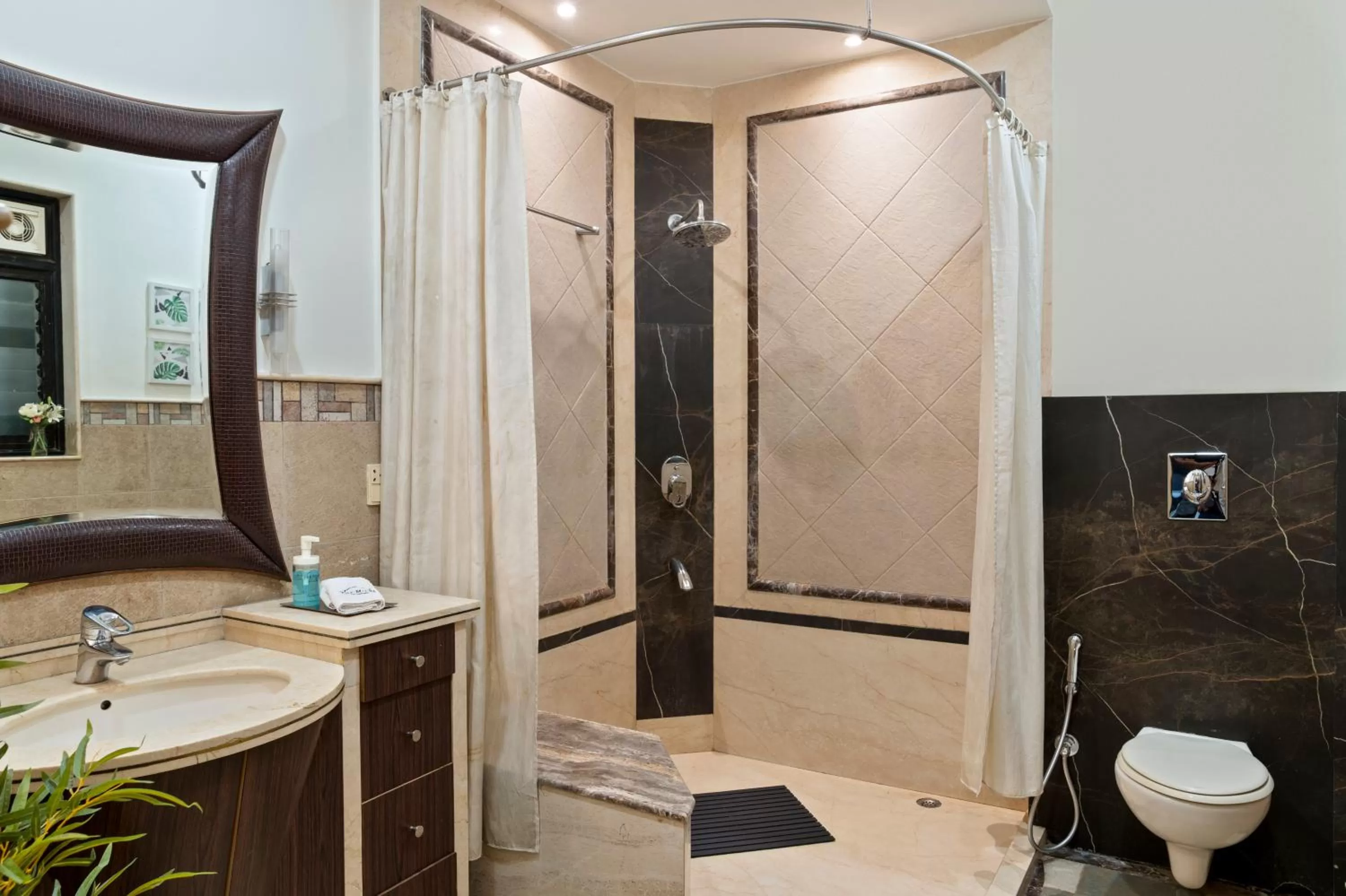 Shower in The Moira - Bed and Breakfast