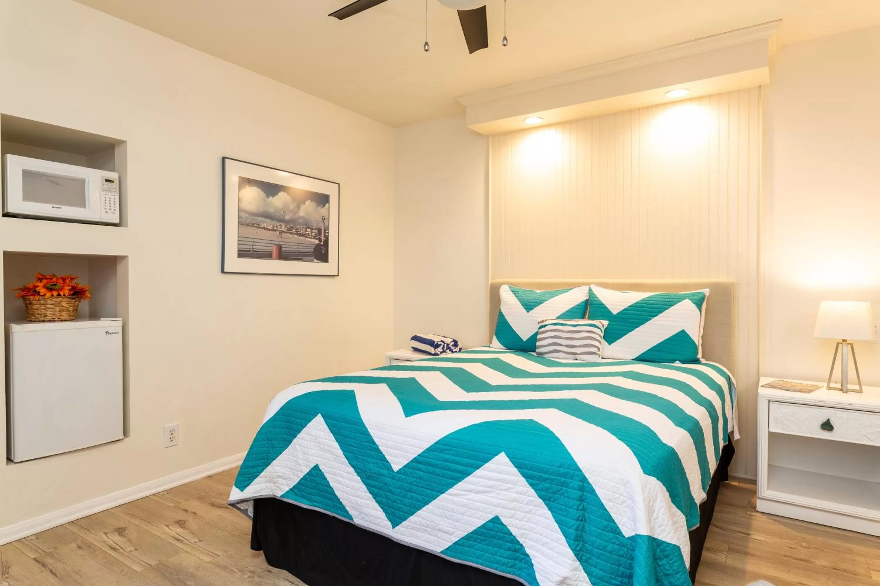 Photo of the whole room, Bed in The Sea View Inn At The Beach