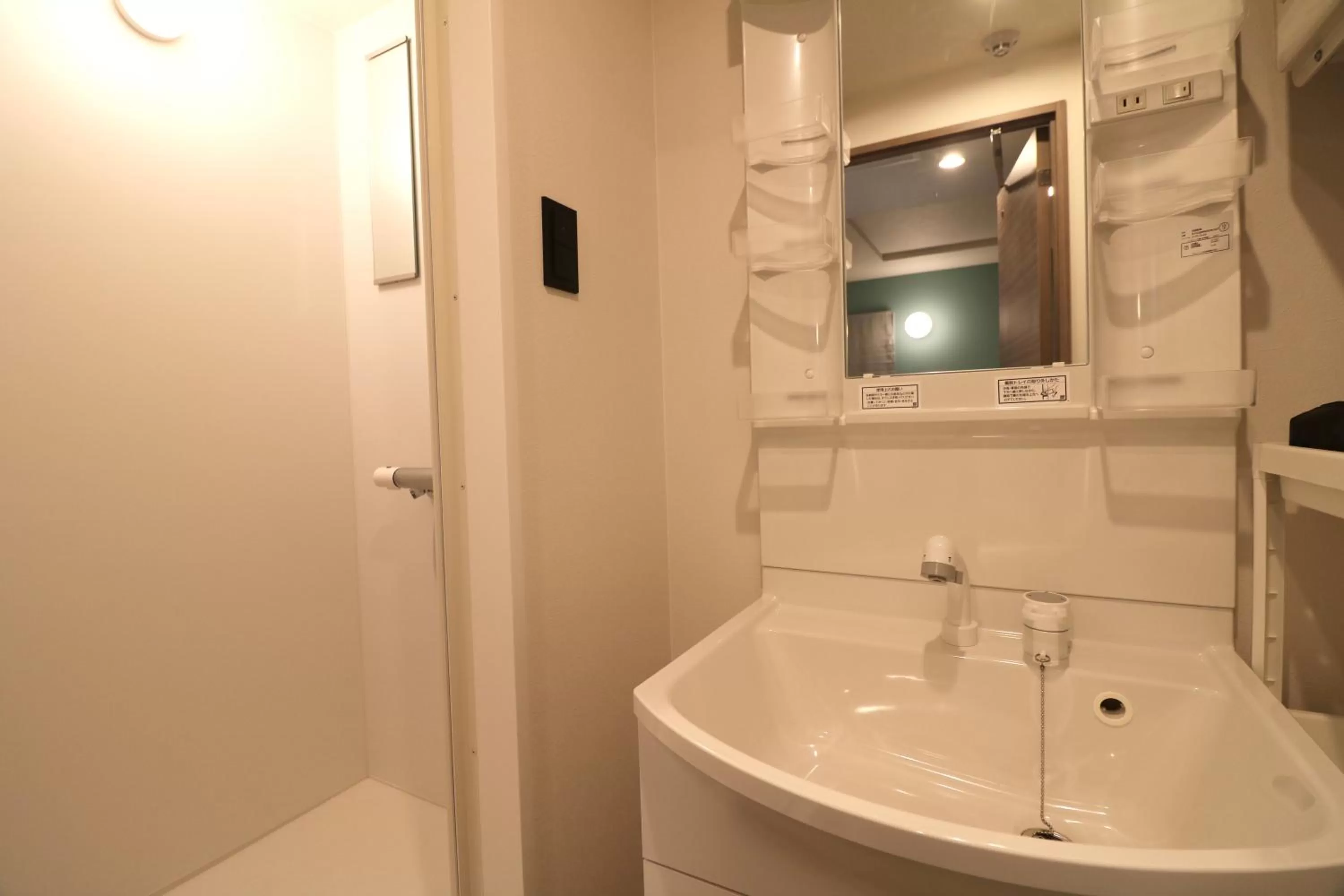 Shower in TAKETO STAY PREMIERE SAPPORO Eki