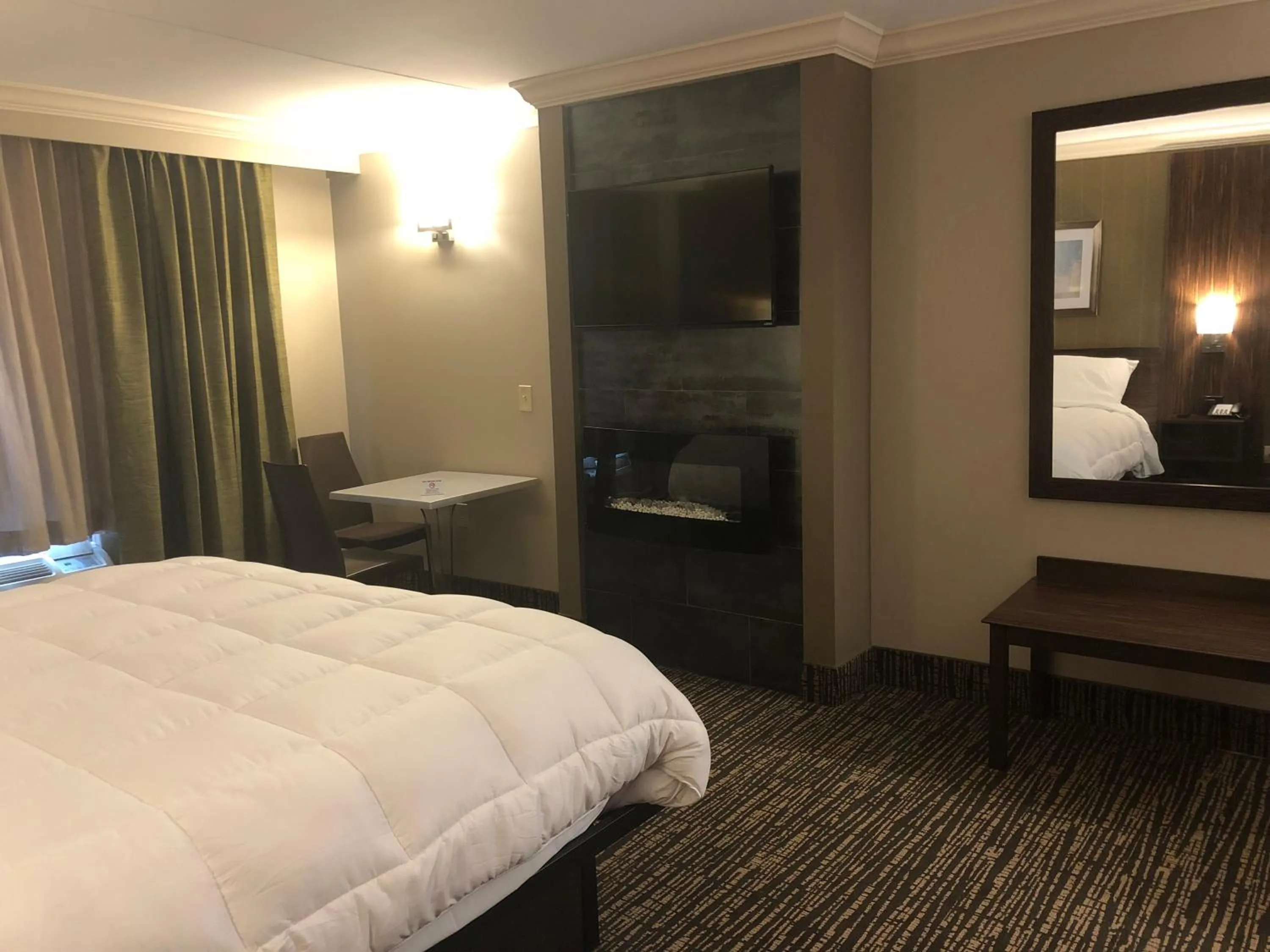 Photo of the whole room, Bed in The Lincoln Hotel Philadelphia