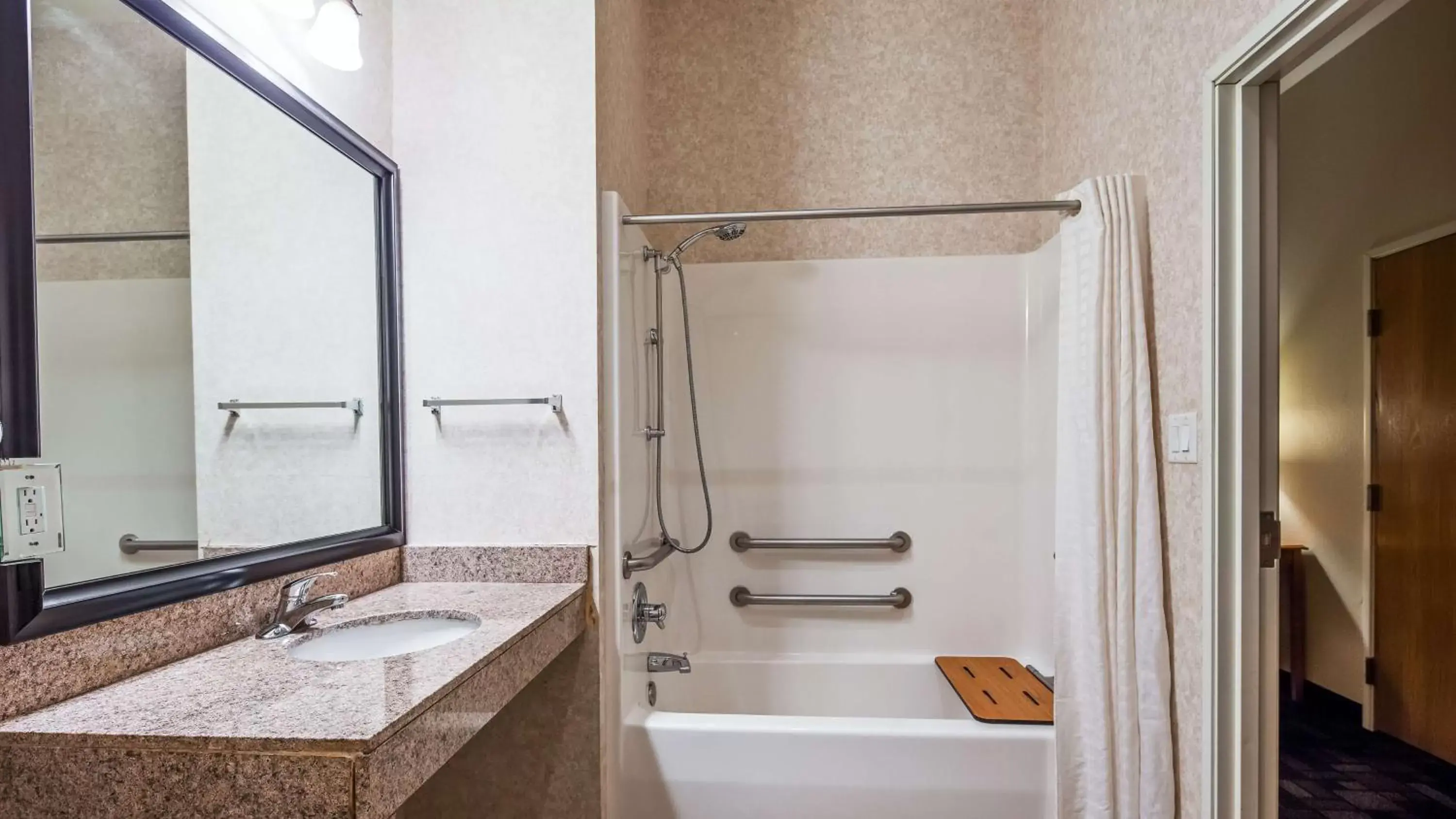 King Room with Bathtub - Disability Access/Non-Smoking in Best Western Longview King Room with Bathtub - Disability Access/Non-Smoking in Best Western Longview