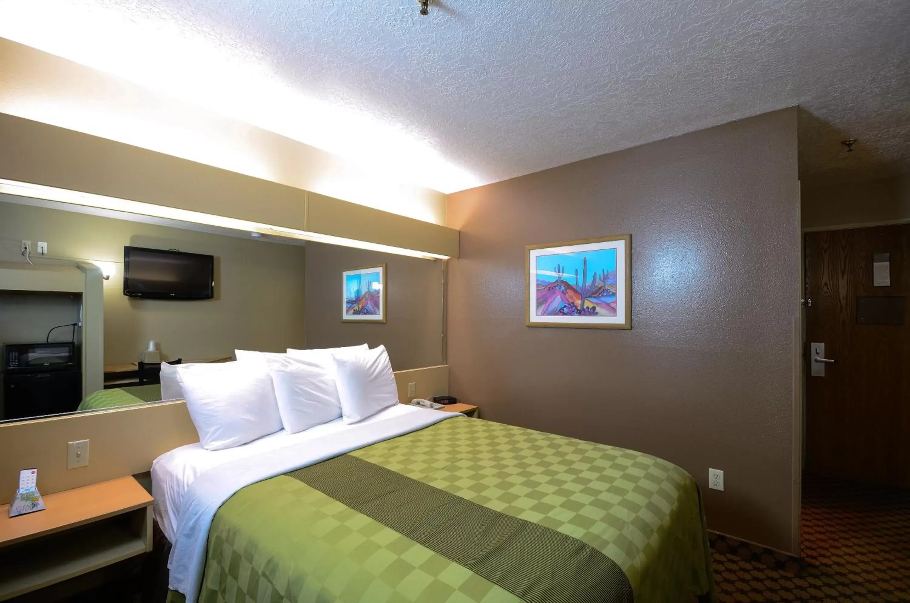 Mountain View with One Queen Bed - Q2 - Second Floor in Desert Inn Tucumcari Mountain View with One Queen Bed - Q2 - Second Floor in Desert Inn Tucumcari