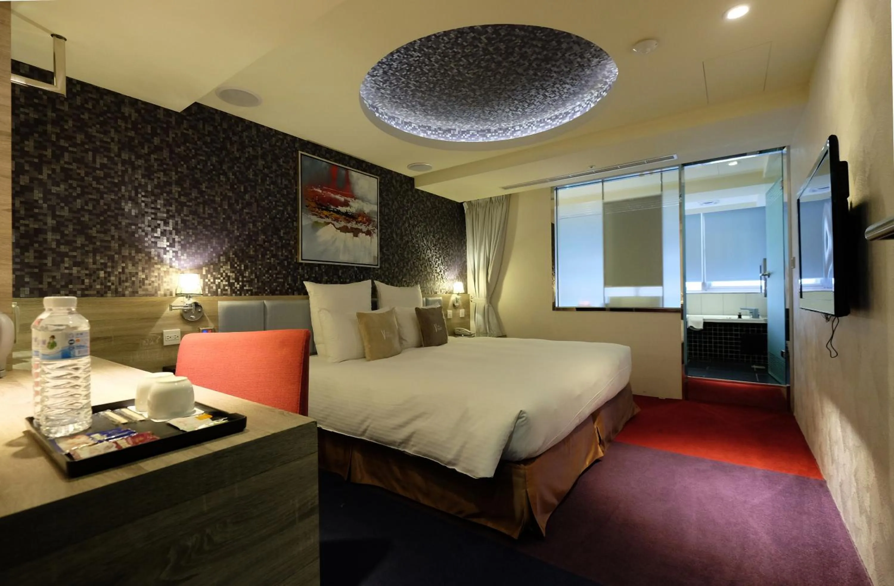 Photo of the whole room, Bed in V-one Vogue Hotel