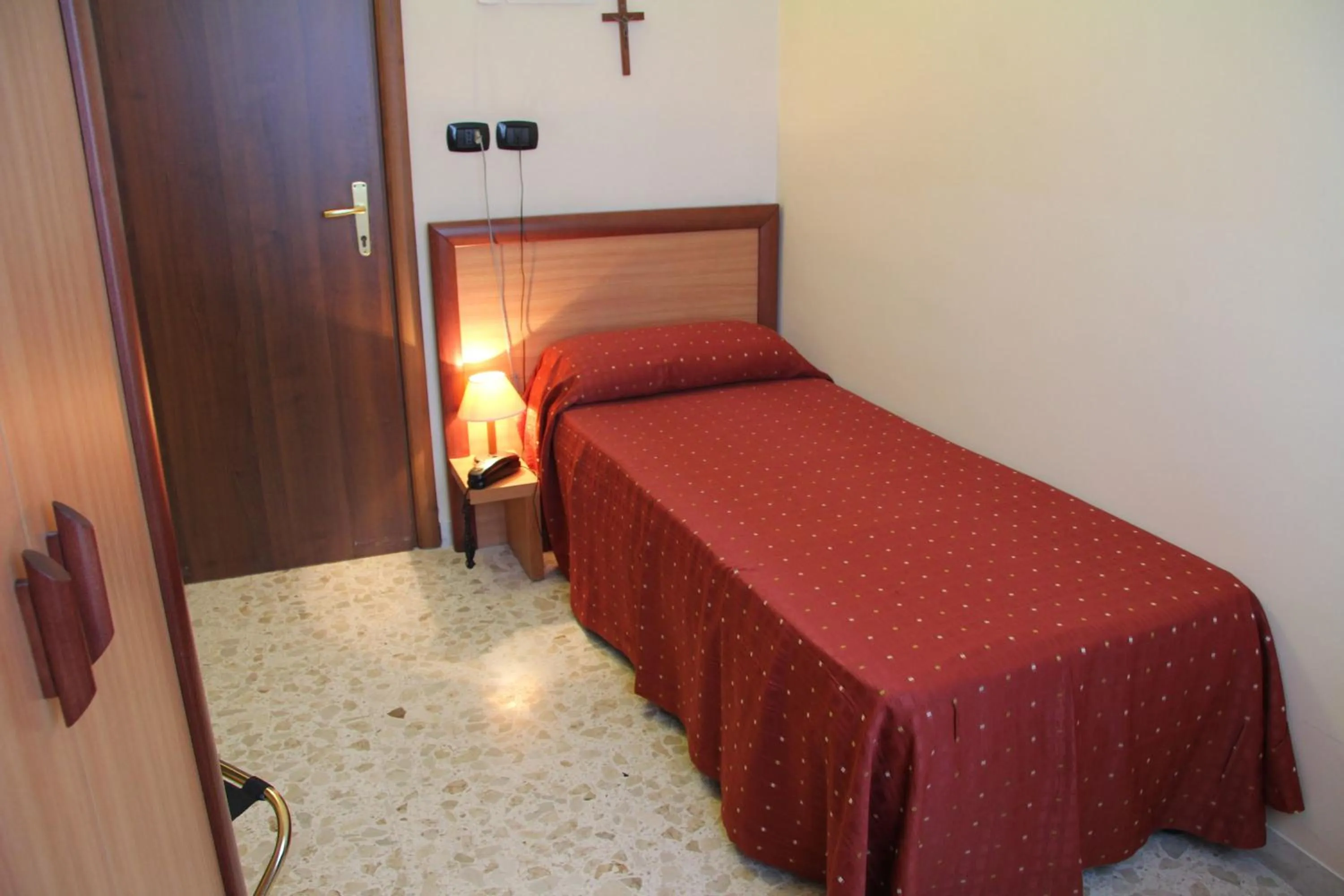 Photo of the whole room, Bed in Hotel La Casa Del Pellegrino