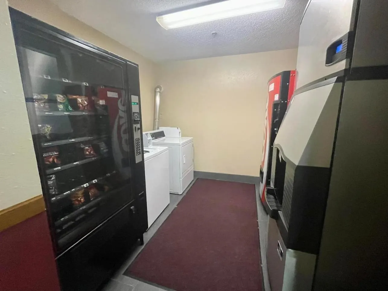 Super 8 by Wyndham Paris IL