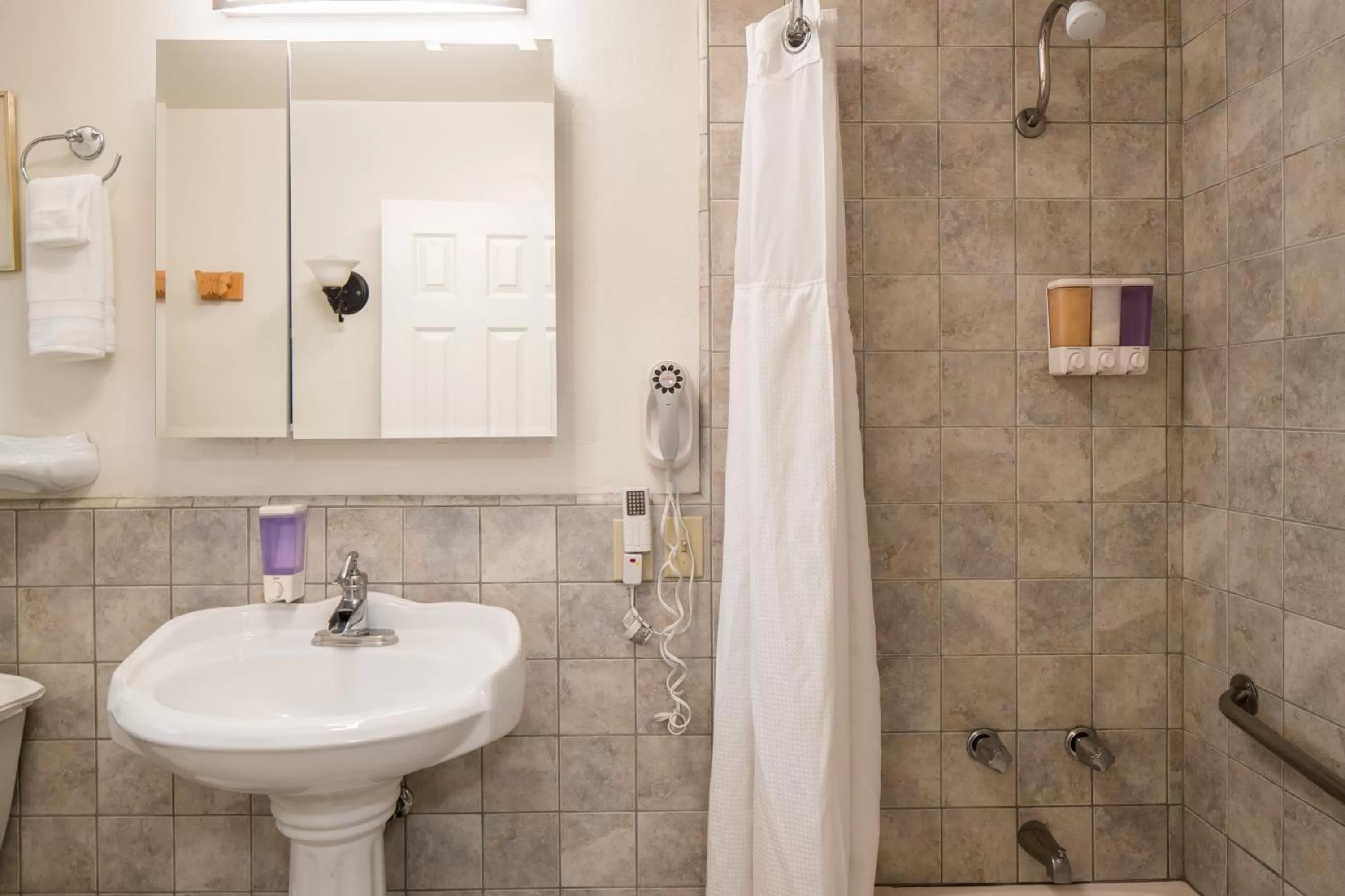 Bathroom in Andril Fireplace Cottages