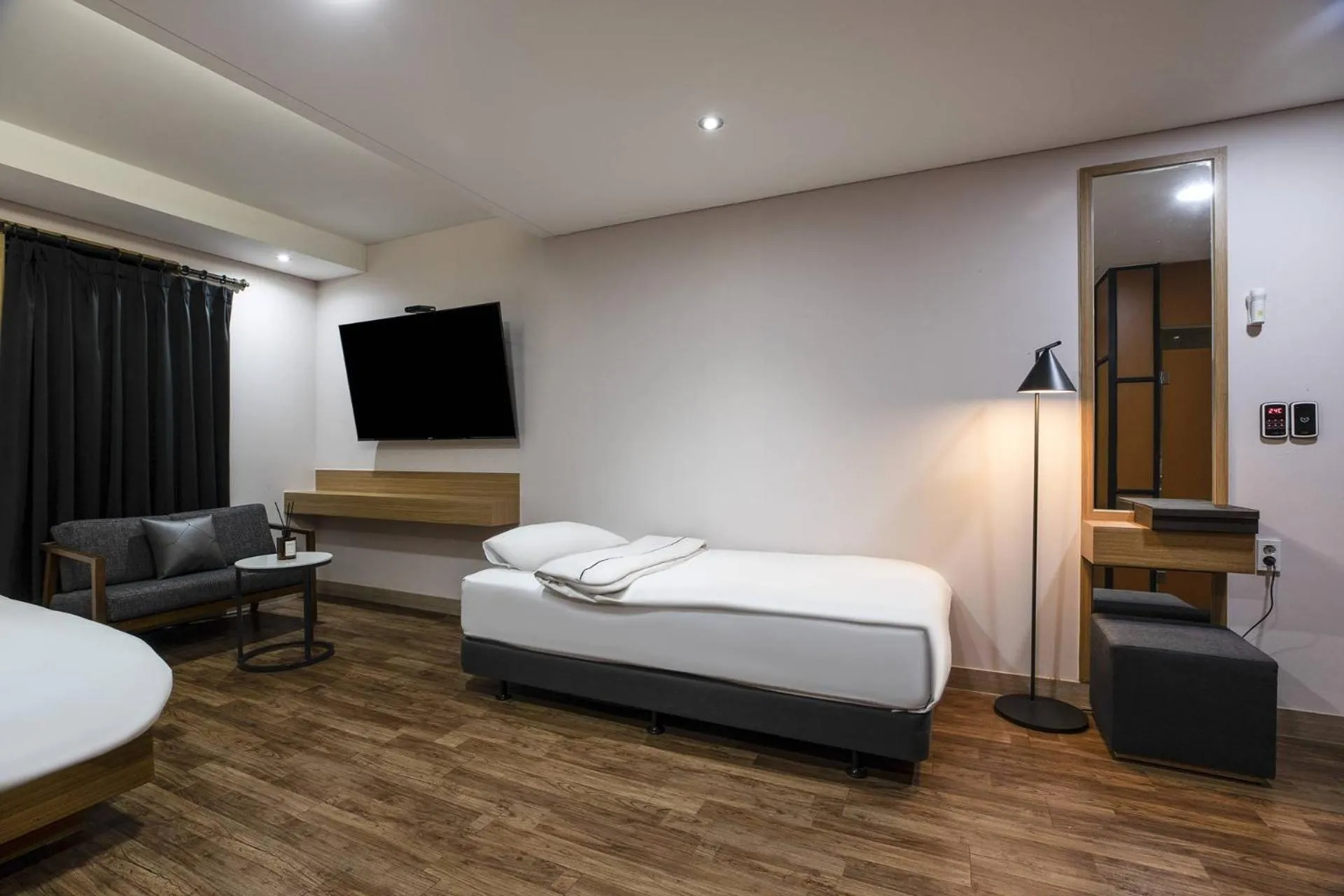 Bed in Central Plaza Hotel