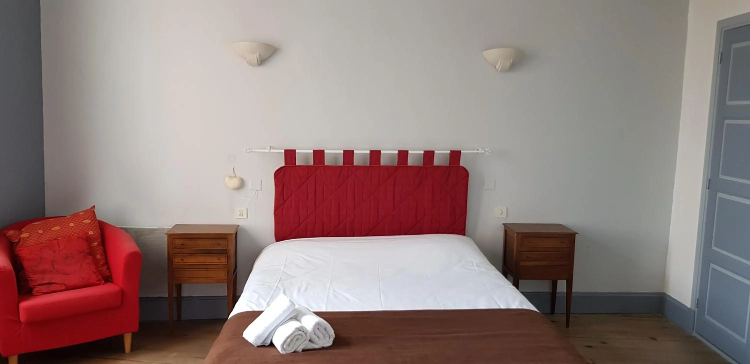 Bed in Logis Hotel le Prieuré