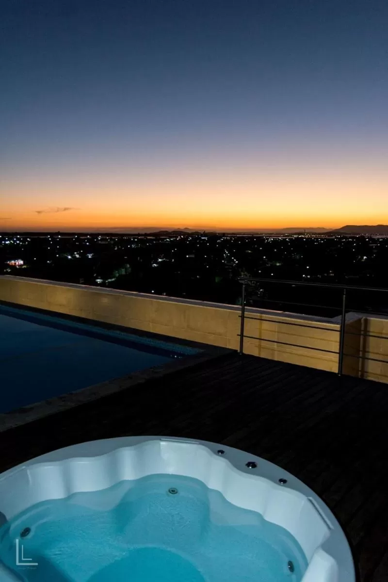 Hot Tub in Paradiso Corporate